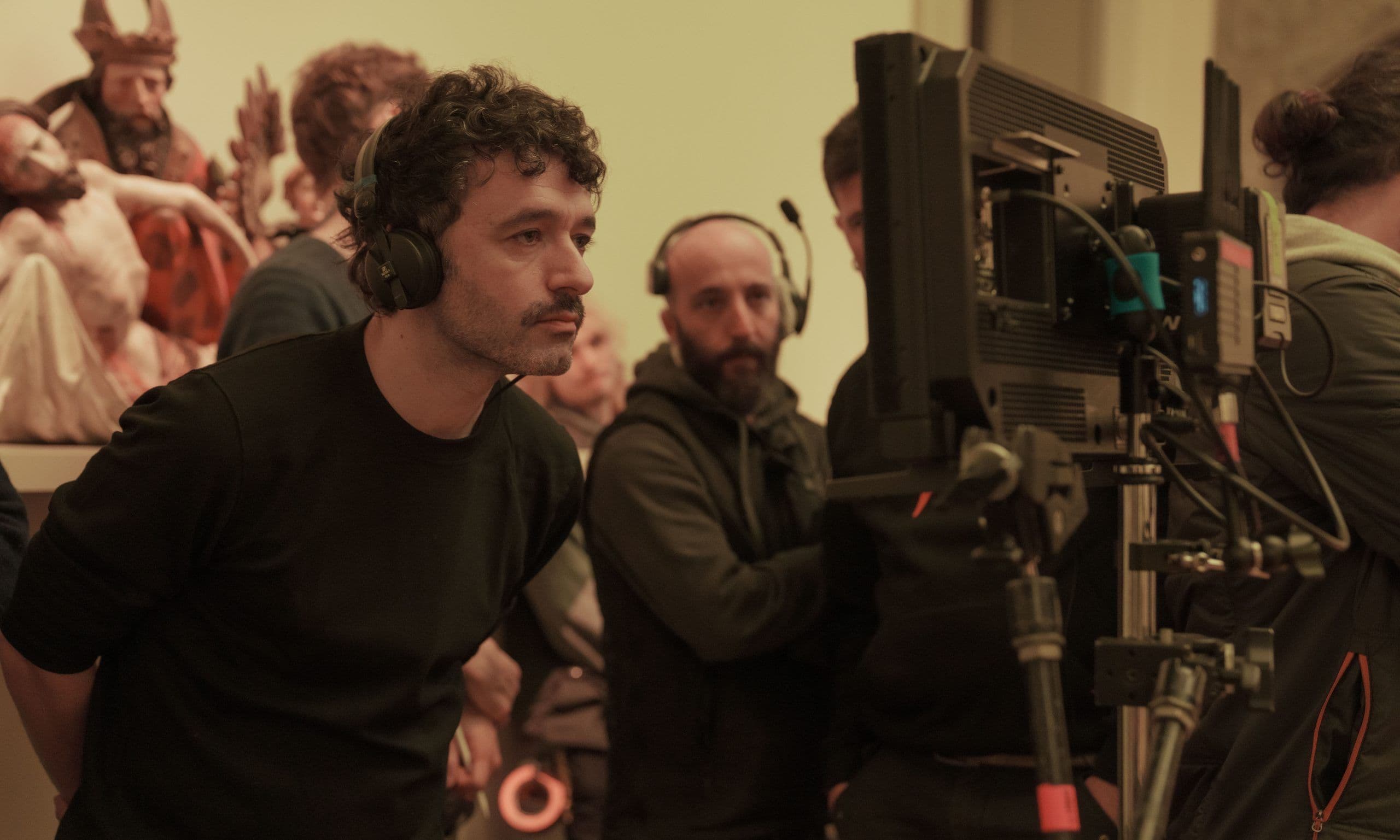 El director Rodrigo Sorogoyen, en el set de rodaje de la serie 'Los años nuevos'