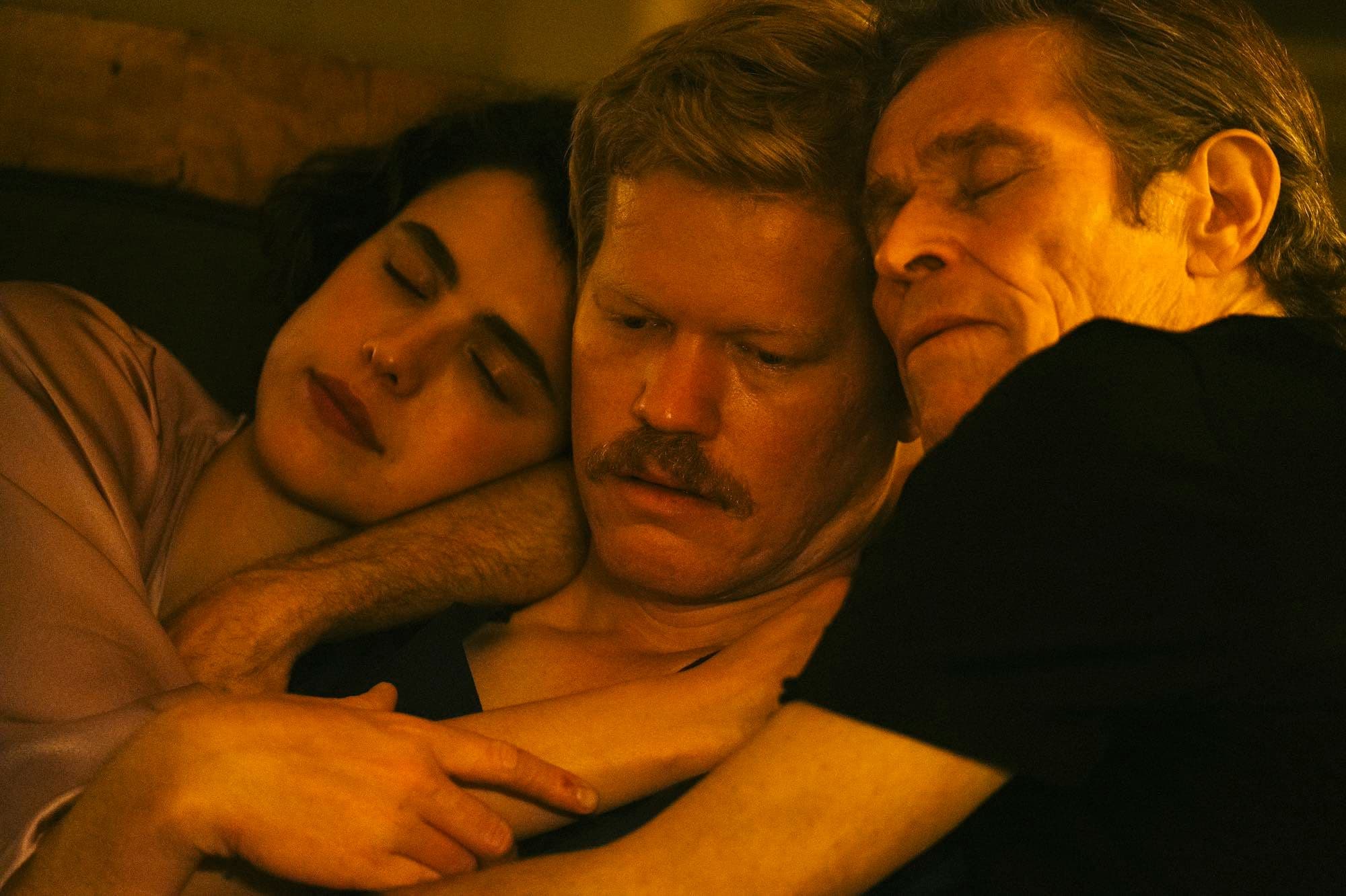 Margaret Qualley, Jesse Plemons y Willem Dafoe en un fotograma de 'Kinds of kindness', de Yorgos Lanthimos