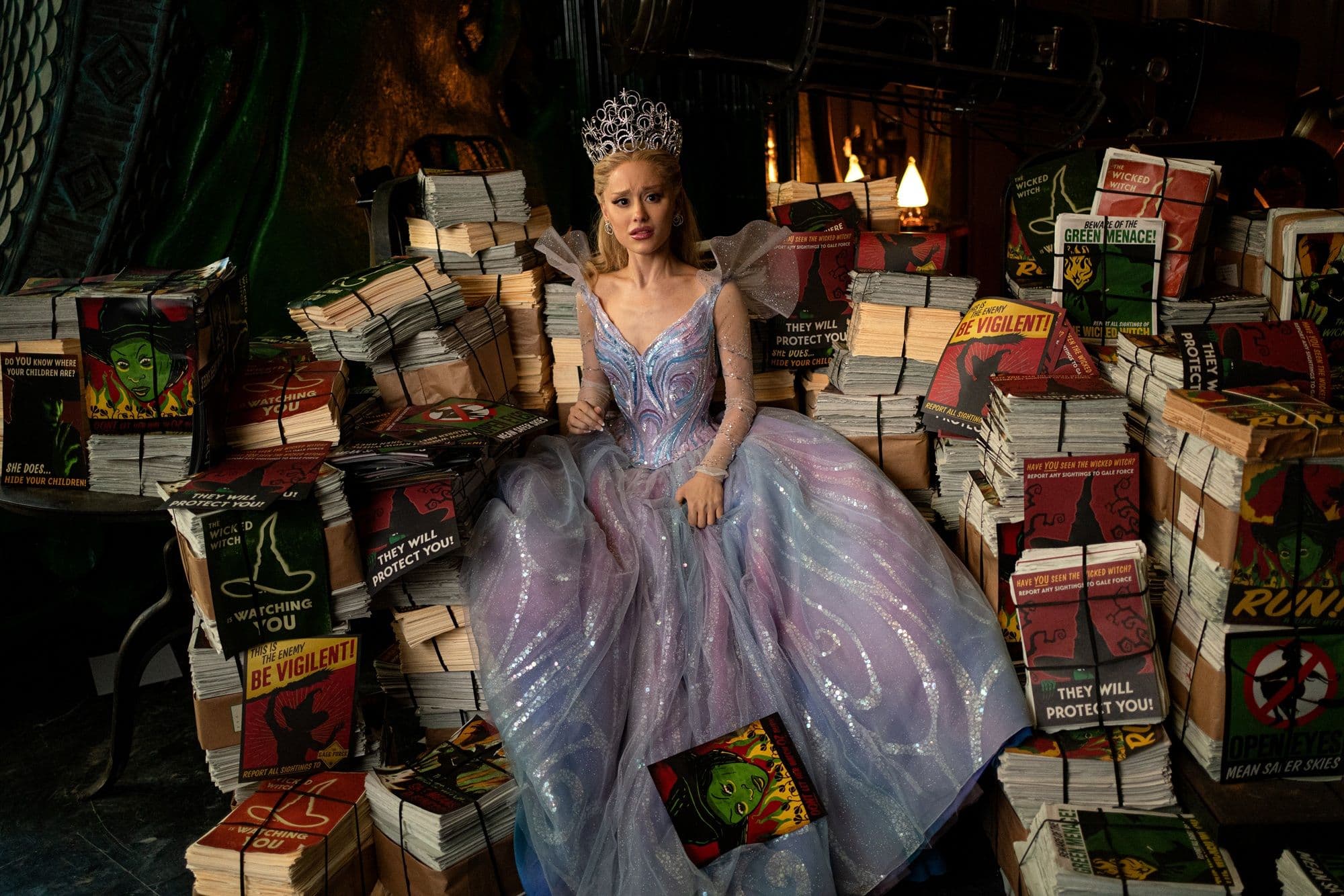 Ariana Grande en un fotograma promocional de 'Wicked: Parte II'