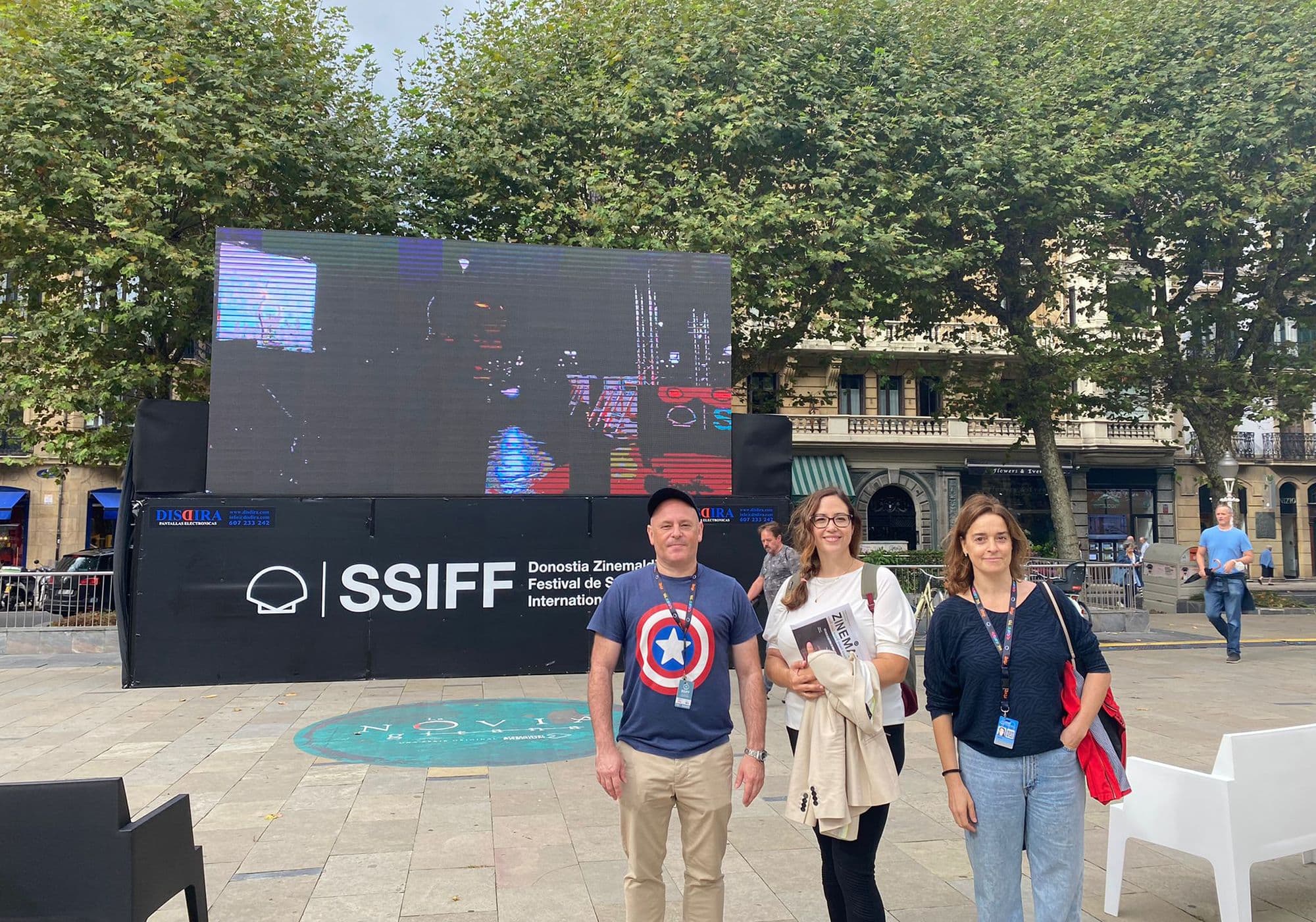 Eduardo Vieitez, Yolanda Costas y Lorea Elso, de Creast, en el Festival de San Sebastián