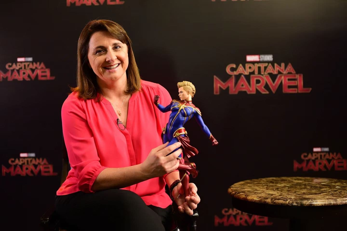 Victoria Alonso, exproductora de Marvel, juega con una muñeca de la Capitana Marvel