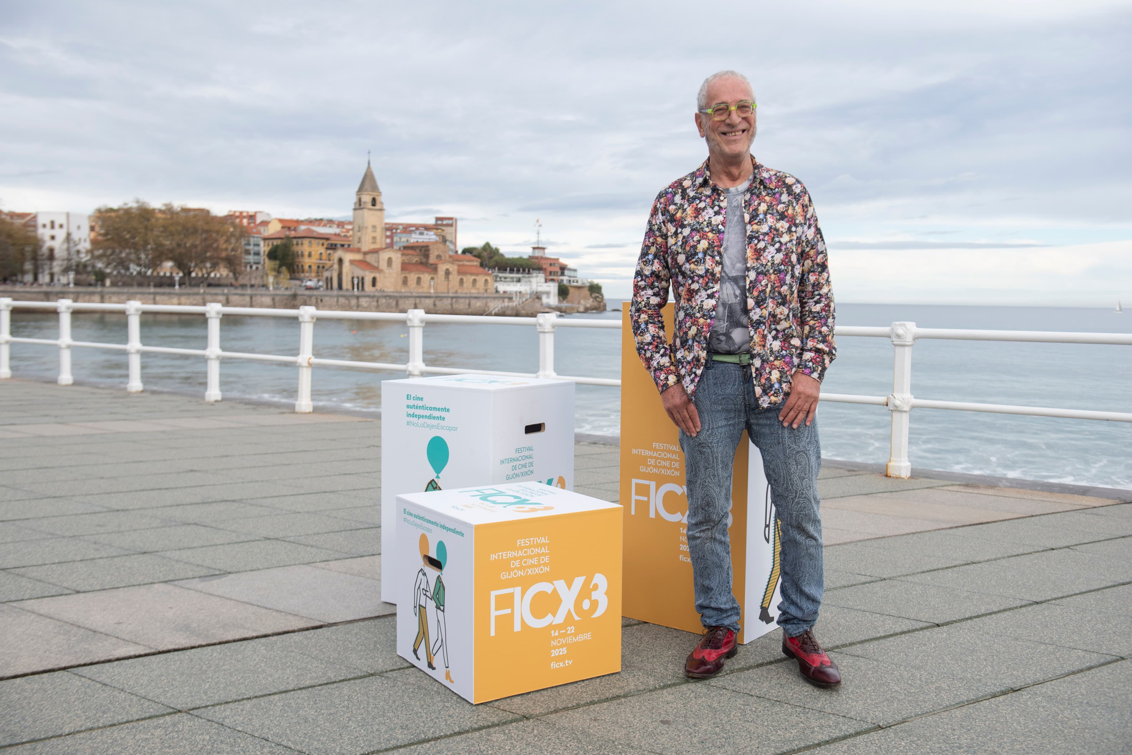 El director y productor Lluís Miñarro, en la playa de San Lorenzo, durante el Festival de Gijón 2025