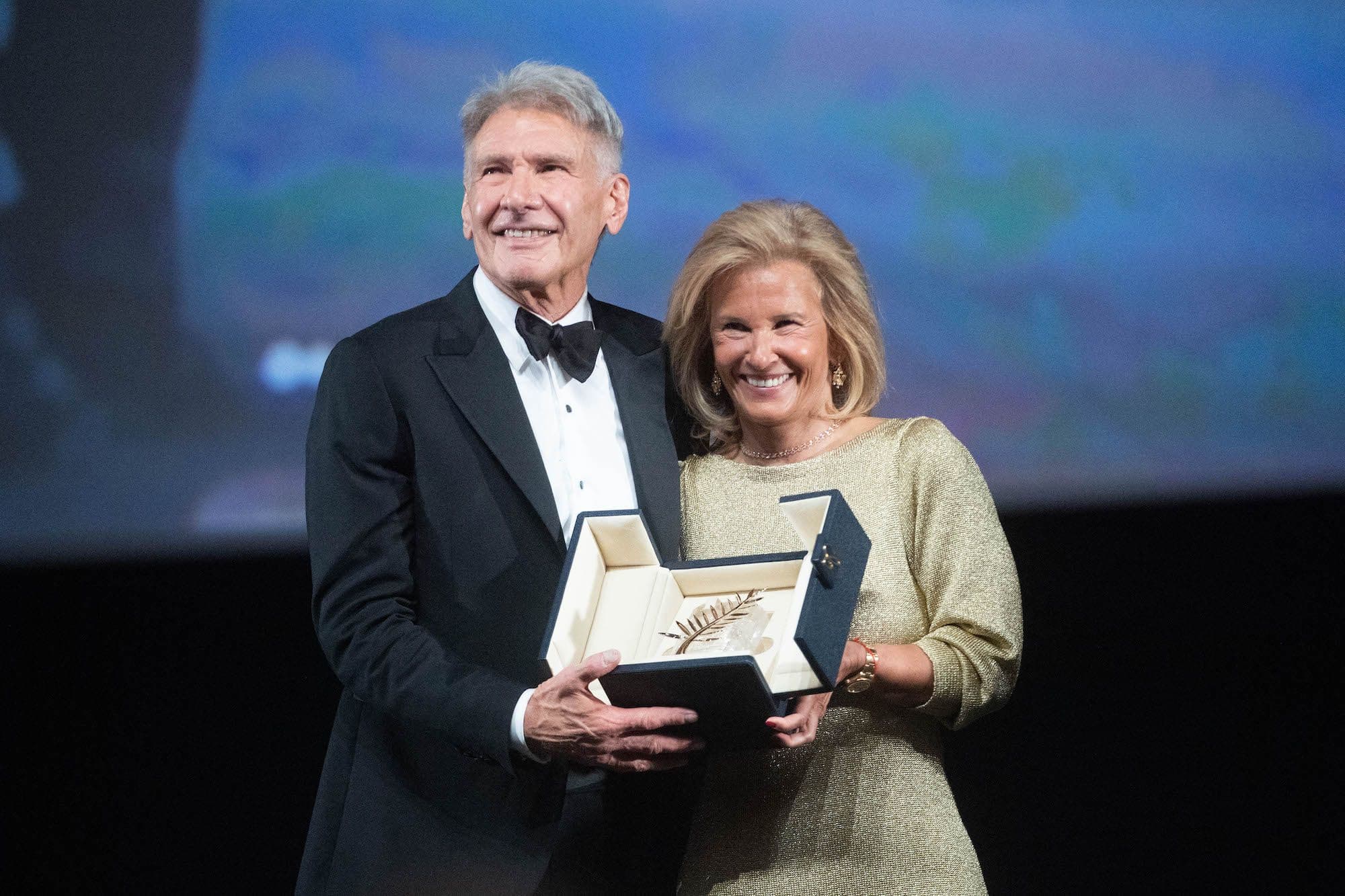 Harrison Ford recibe una Palma de Oro de honor de manos de Iris Knobloch, la presidenta del Festival de Cannes