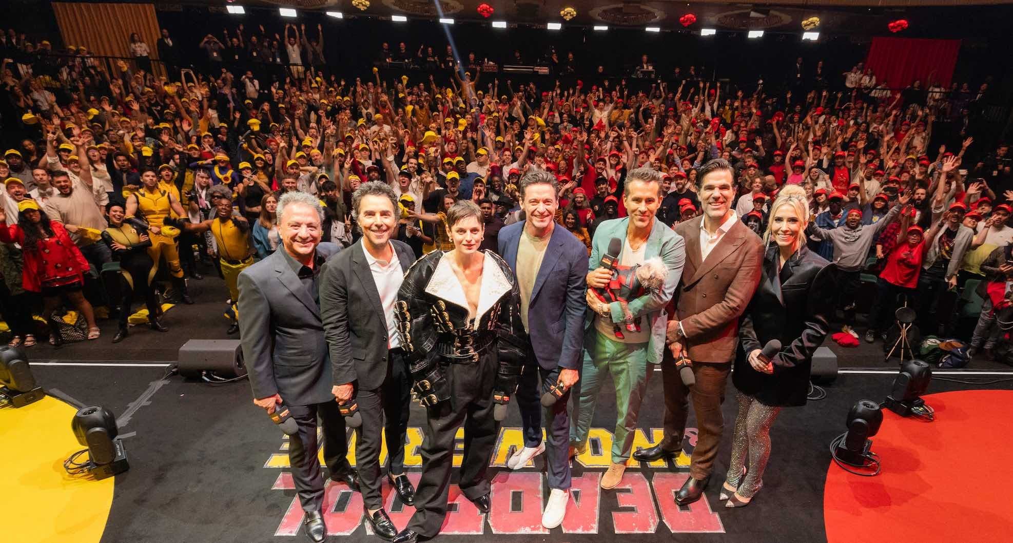 Shawn Levy, Emma Corrin, Hugh Jackman, Ryan Reynolds, Rob Delaney y Wendy Jacobson posan en la presentación mundial de 'Deadpool y Lobezno' en Londres
