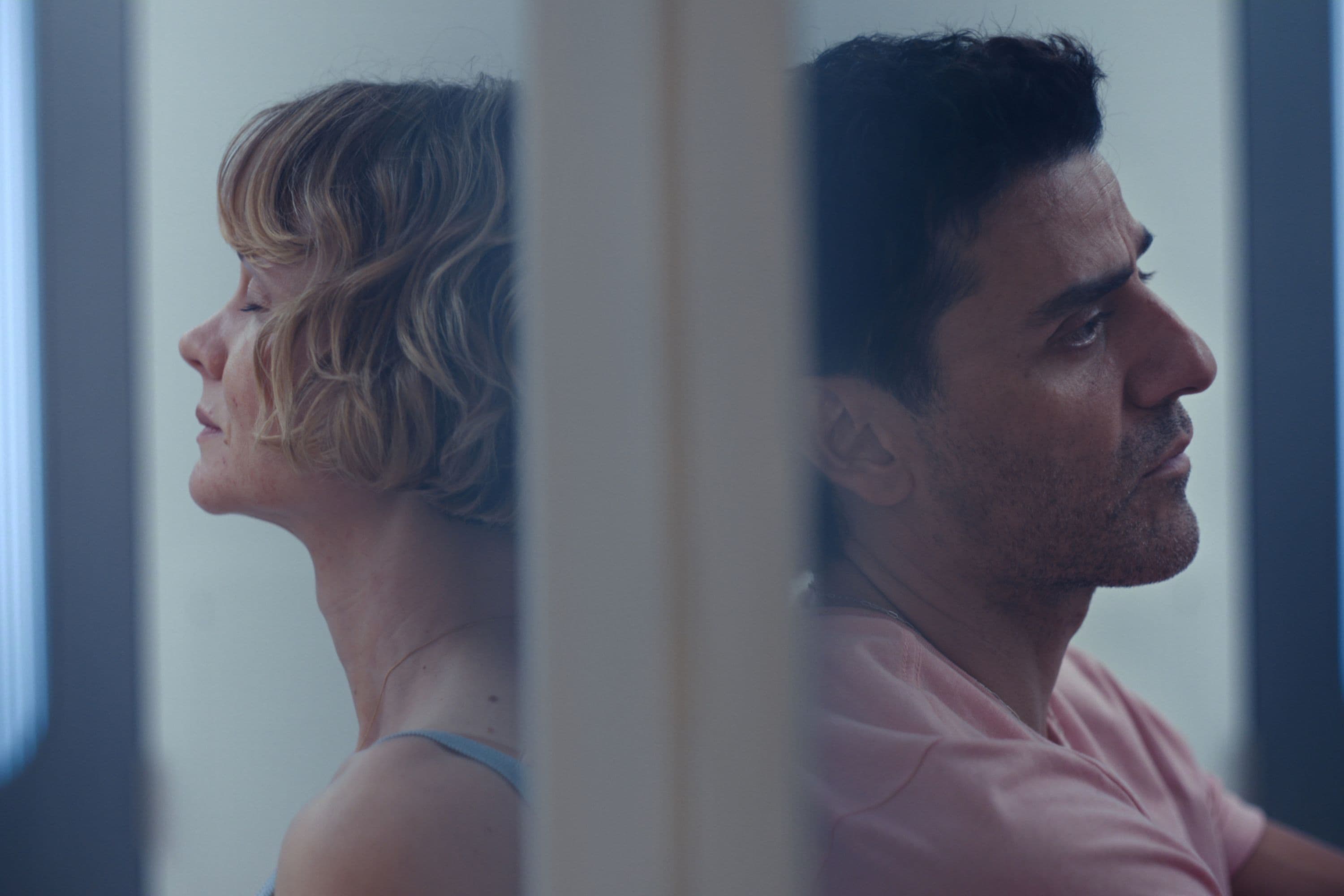 Carey Mulligan y Oscar Isaac en un fotograma de la segunda temporada de la serie 'Bronca'