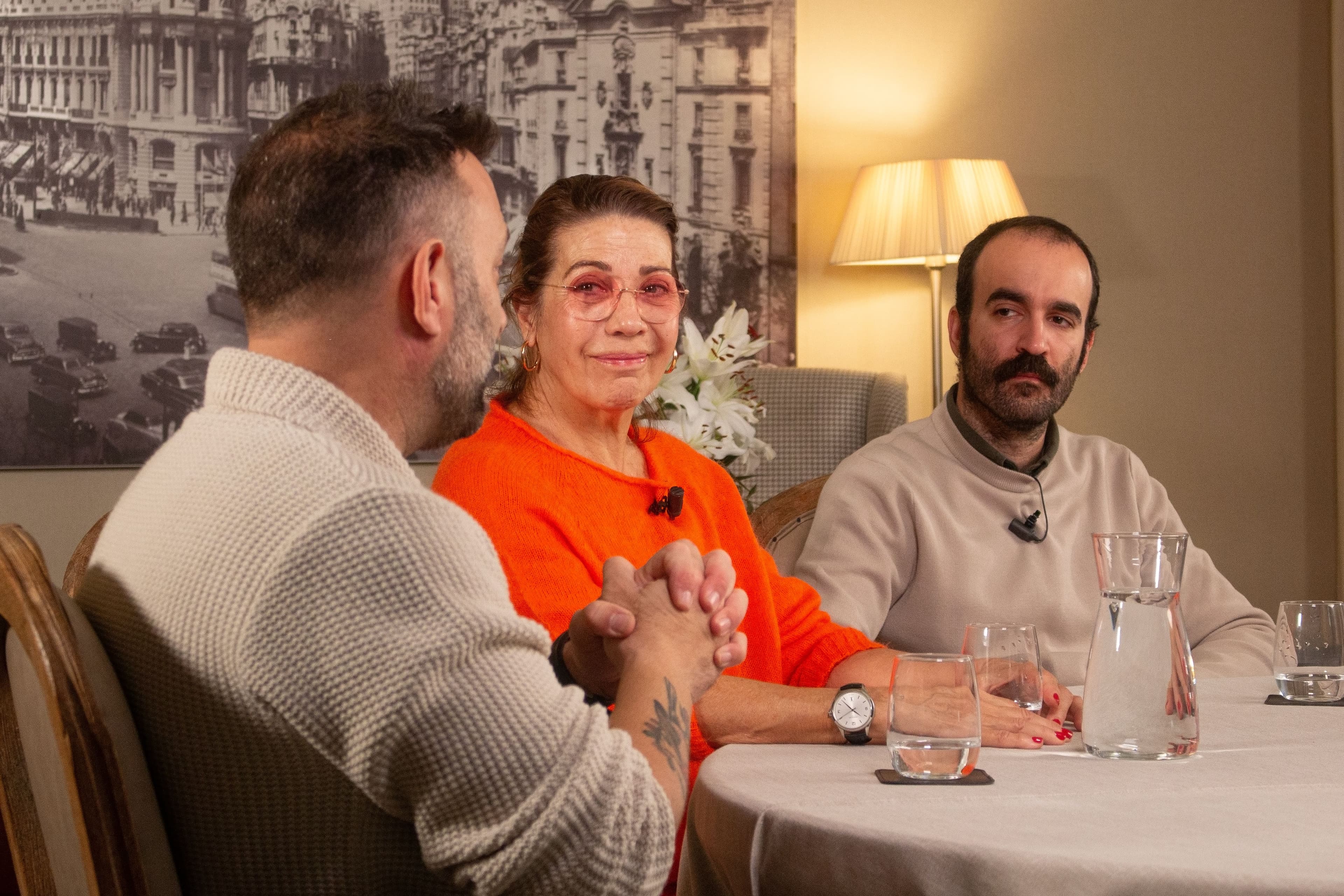 El equipo de 'Casa en llamas', con Toni Carrizosa, Emma Vilarasau y Edu Sola, en entrevista con Kinótico