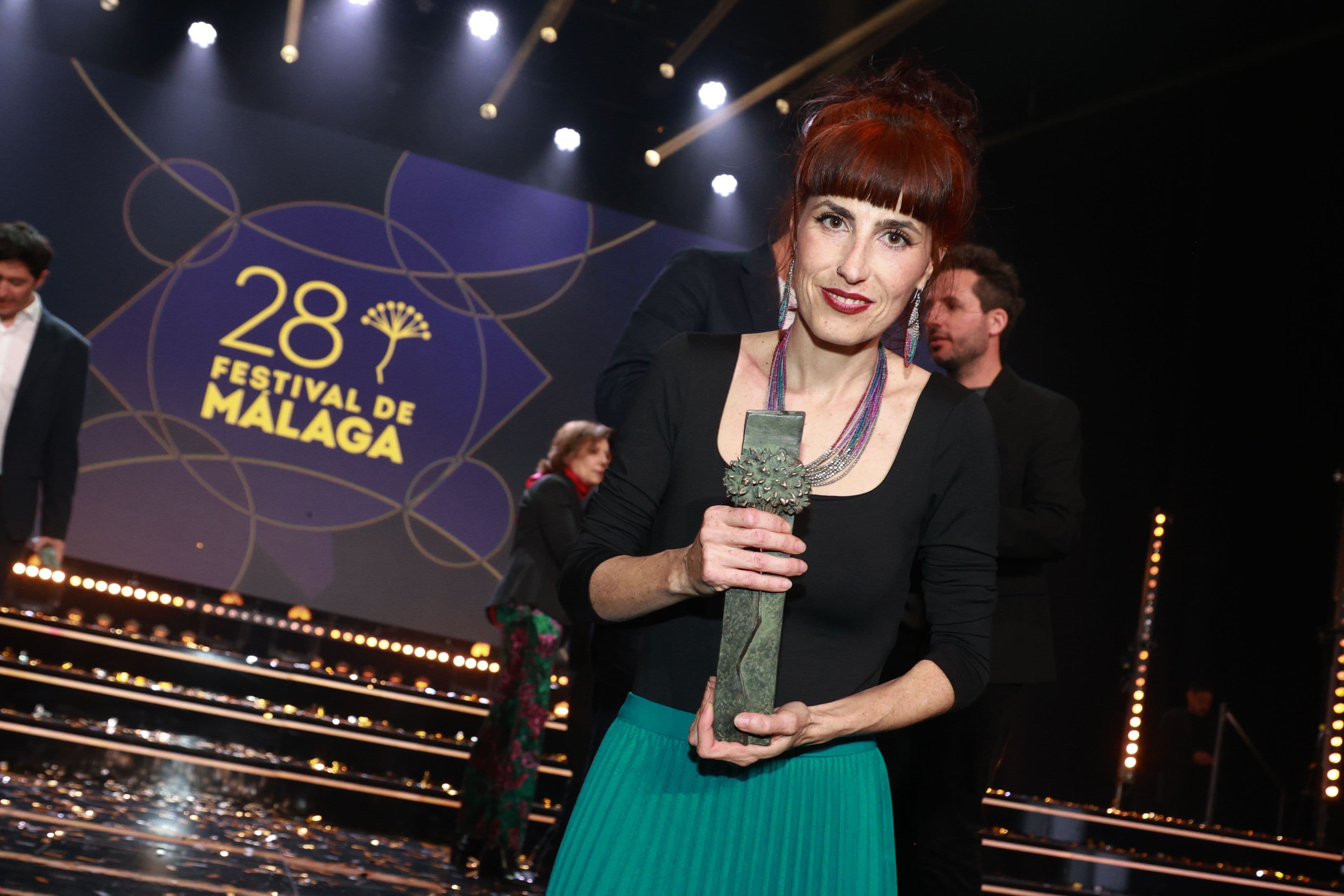 La actriz Miriam Garlo sostiene la Biznaga de Plata a Mejor Actriz protagonista por 'Sorda' en el Festival de Málaga 2025