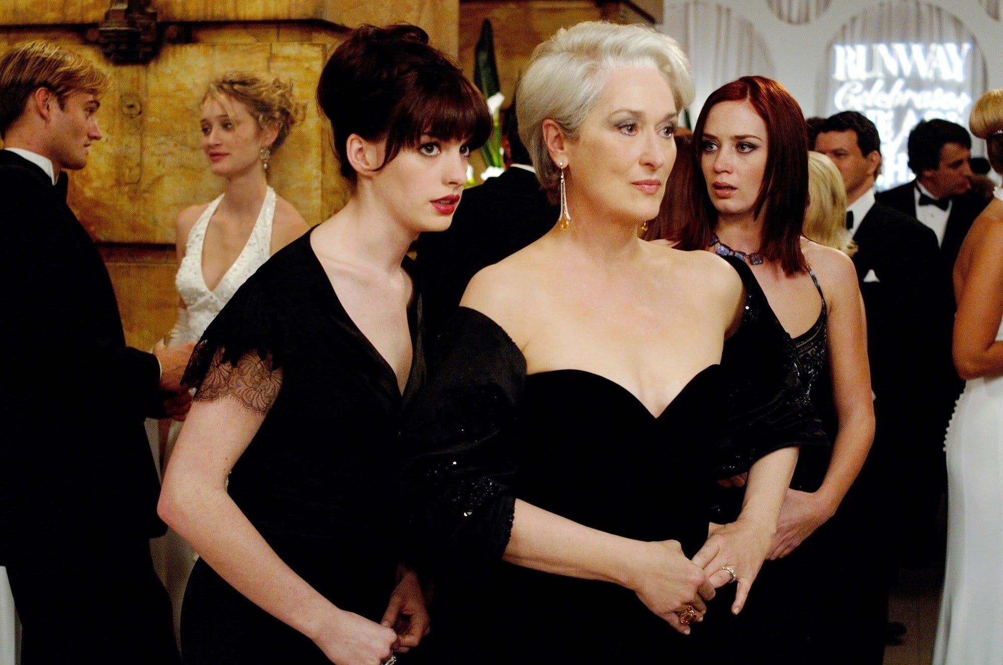 Anne Hathaway, Meryl Streep y Emily Blunt dando vida a Andy Sachs, Miranda Priestly y Emily -respectivamente- en 'El diablo viste de prada' (2006)