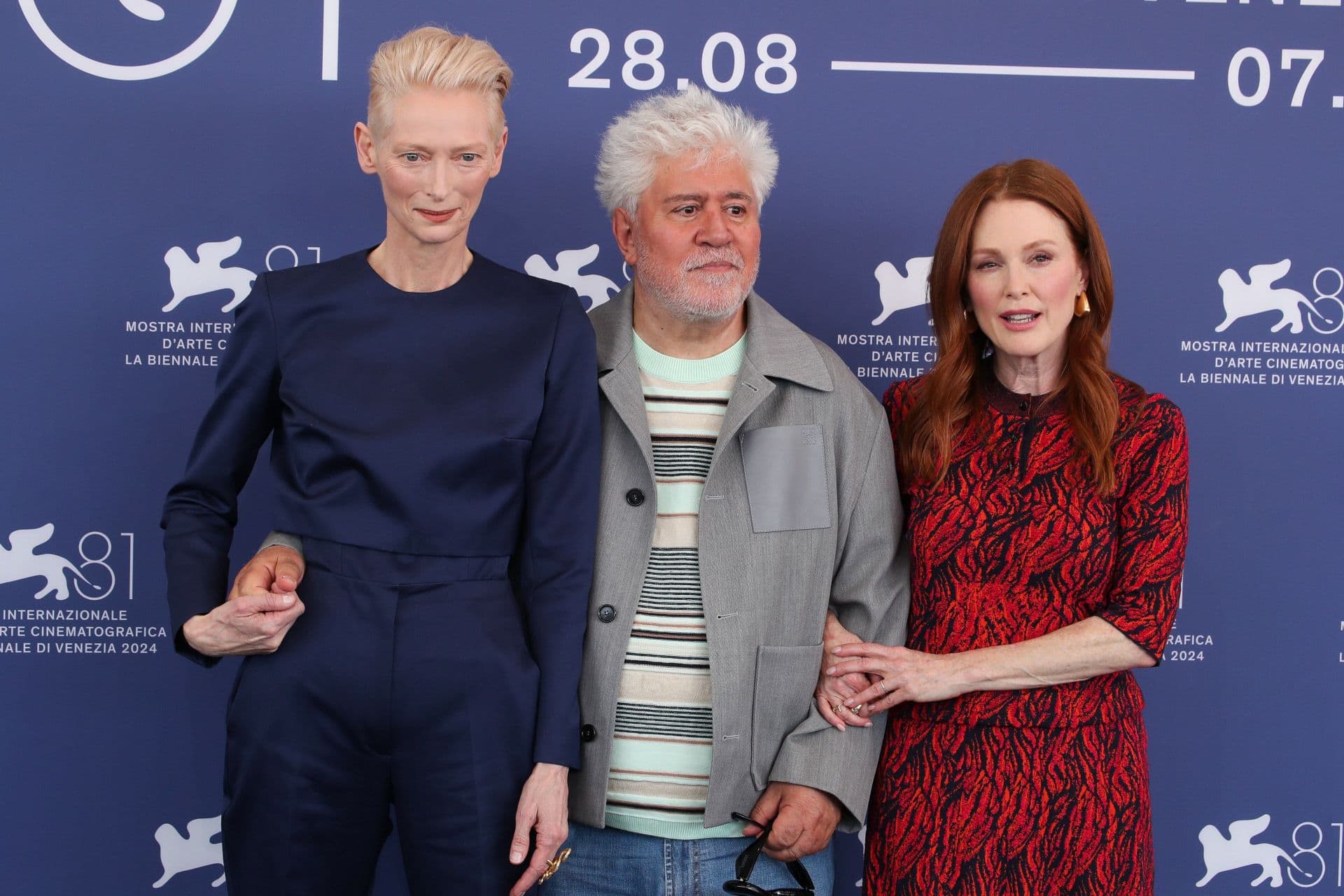 Tilda Swinton, Pedro Almodóvar y Julianne Moore en la presentación de 'La habitación de al lado' en el Festival de Venecia 2024