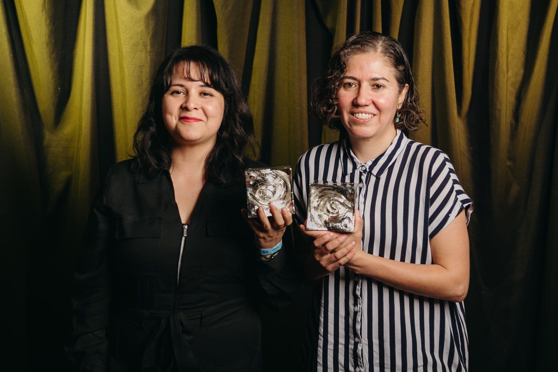 Astrid Rondero y Fernanda Valadez posan con el premio a la Mejor Película para 'Sujo' en el Festival de Morelia 2024