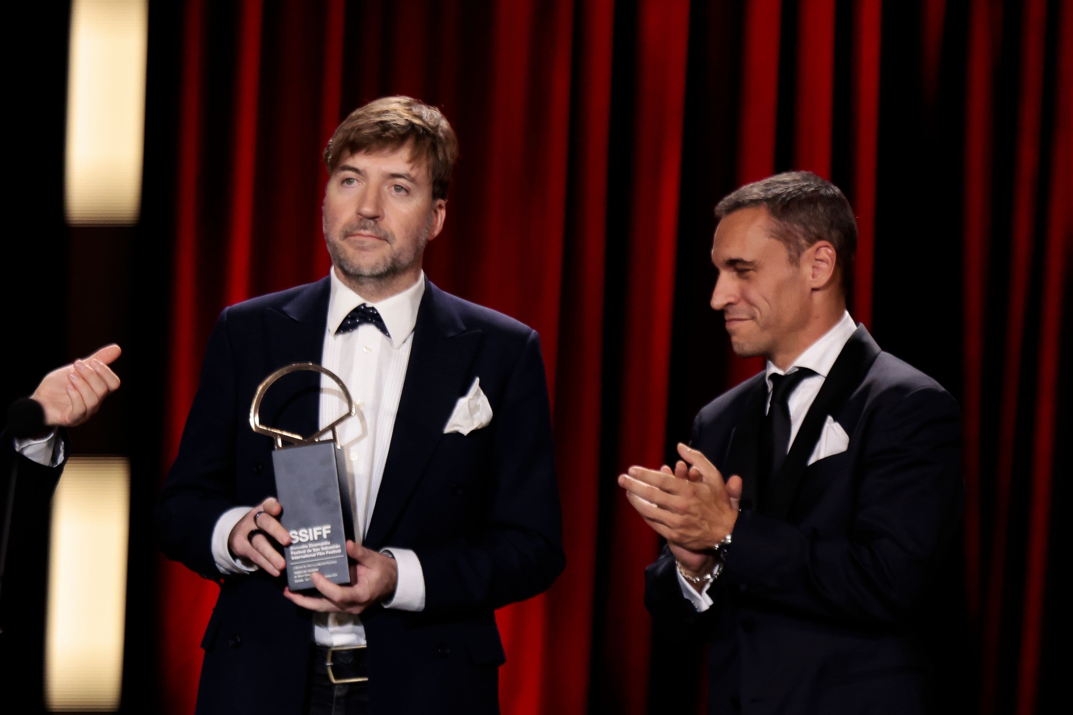 El director Albert Serra y el equipo de la película recogen la Concha de Oro en San Sebastián por 'Tardes de soledad'