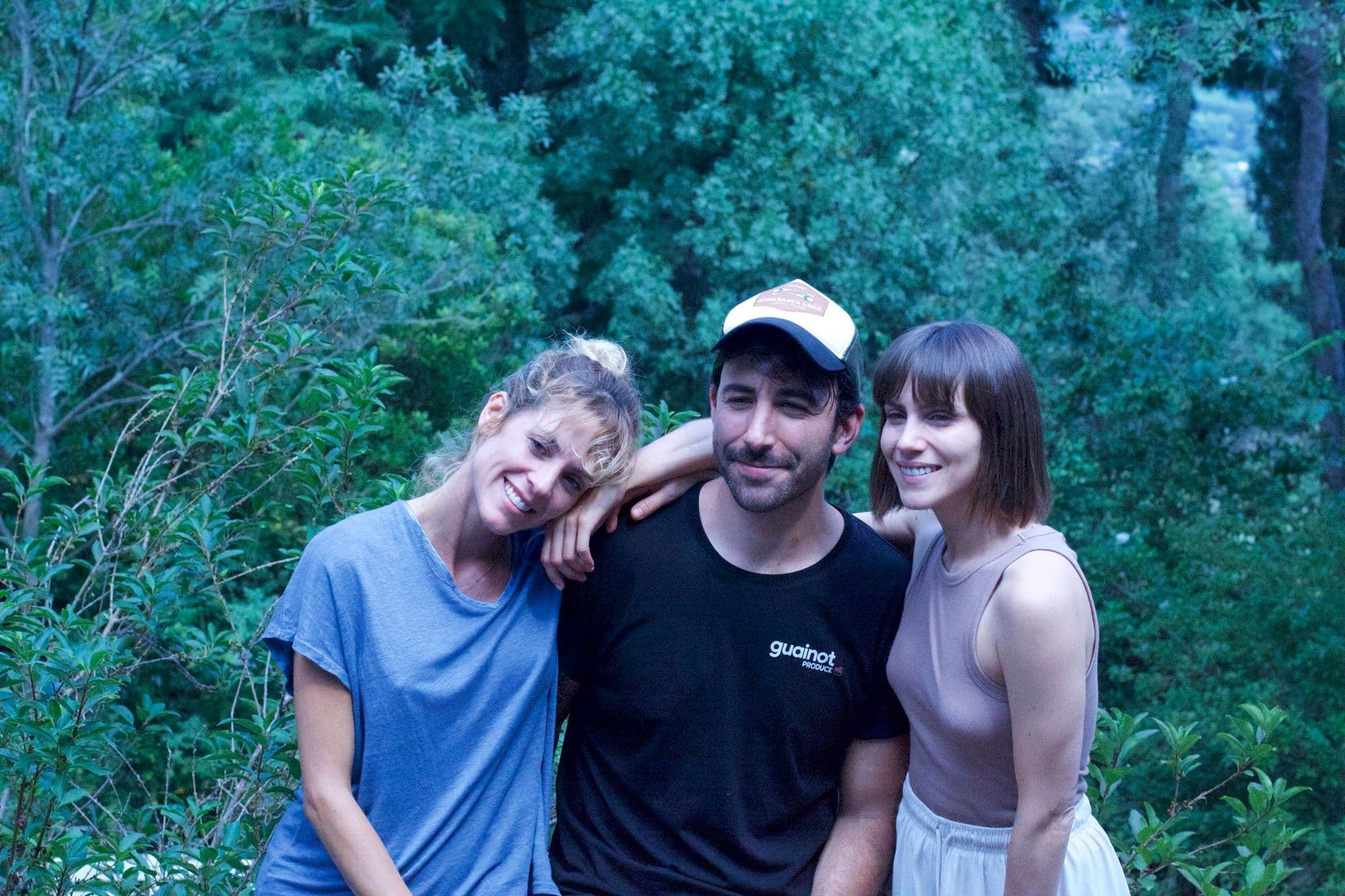 Maggie Civantos, Paco Sepúlveda (Director) y Aura Garrido en el set de rodaje de 'Historias'