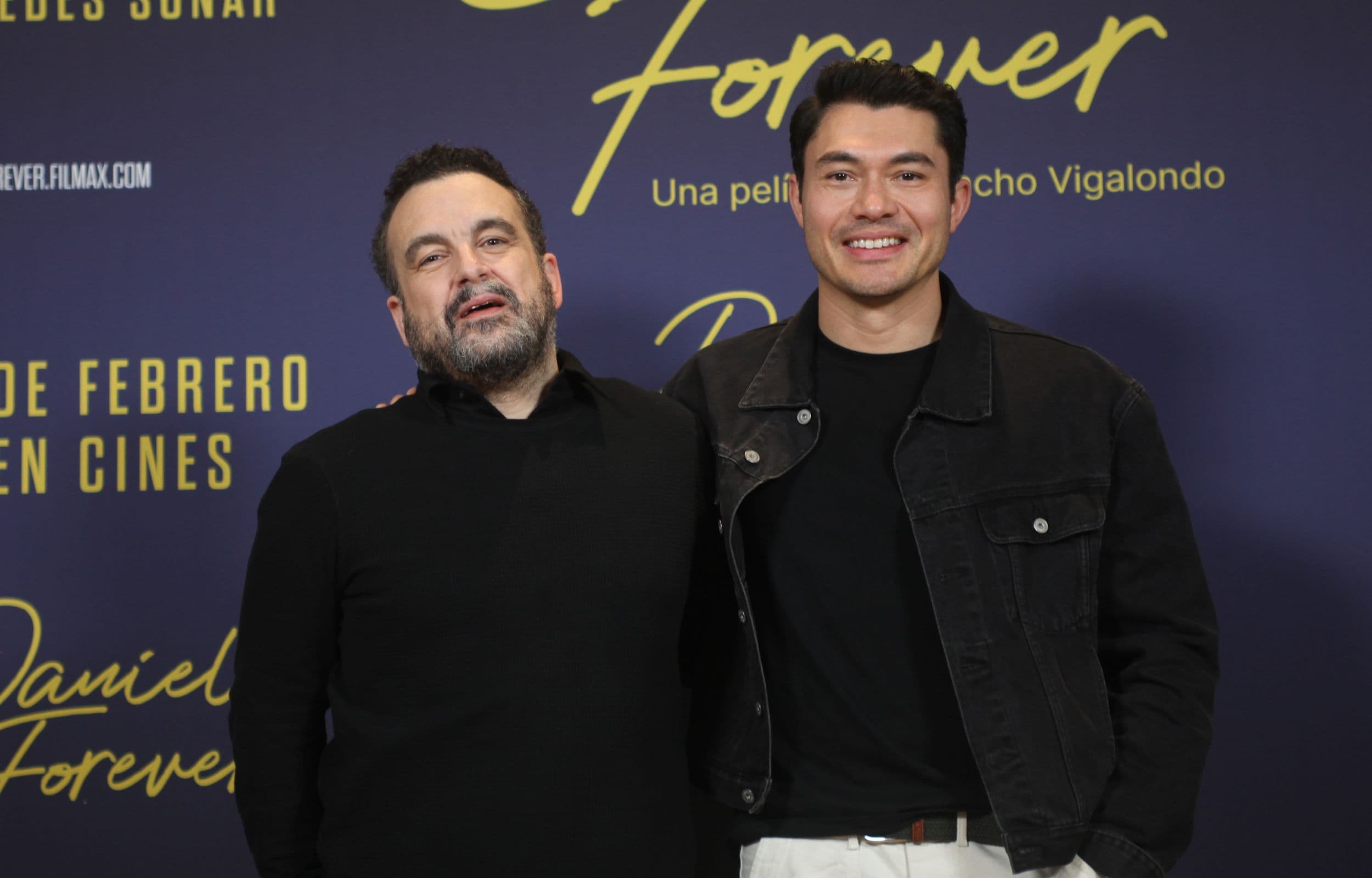El director y guionista Nacho Vigalondo y el actor Henry Golding durante la jornada de prensa de 'Daniela Forever'