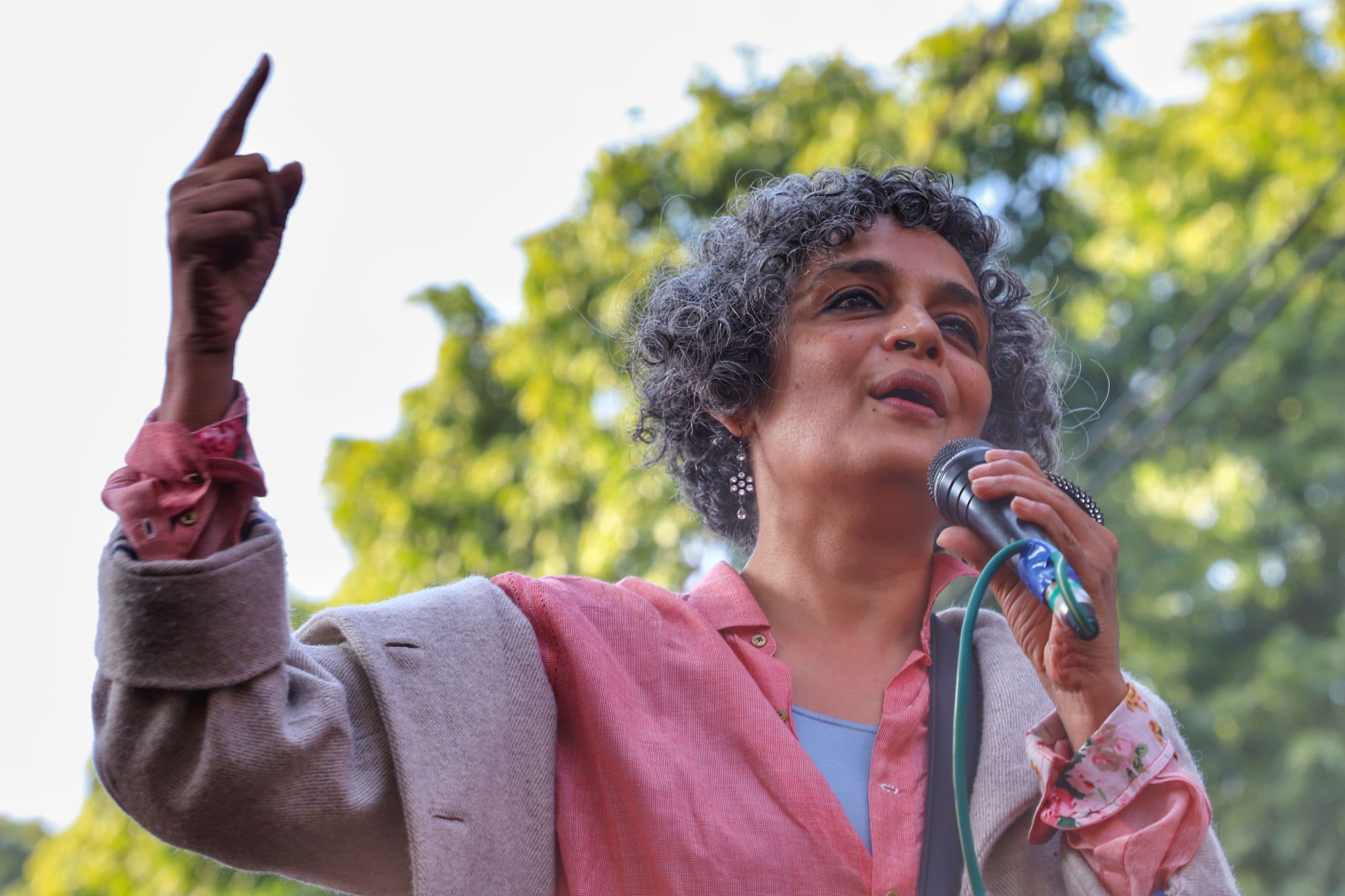 La autora y activista india Arundhati Roy en una manifestación estudiantil en Nueva Delhi en 2020