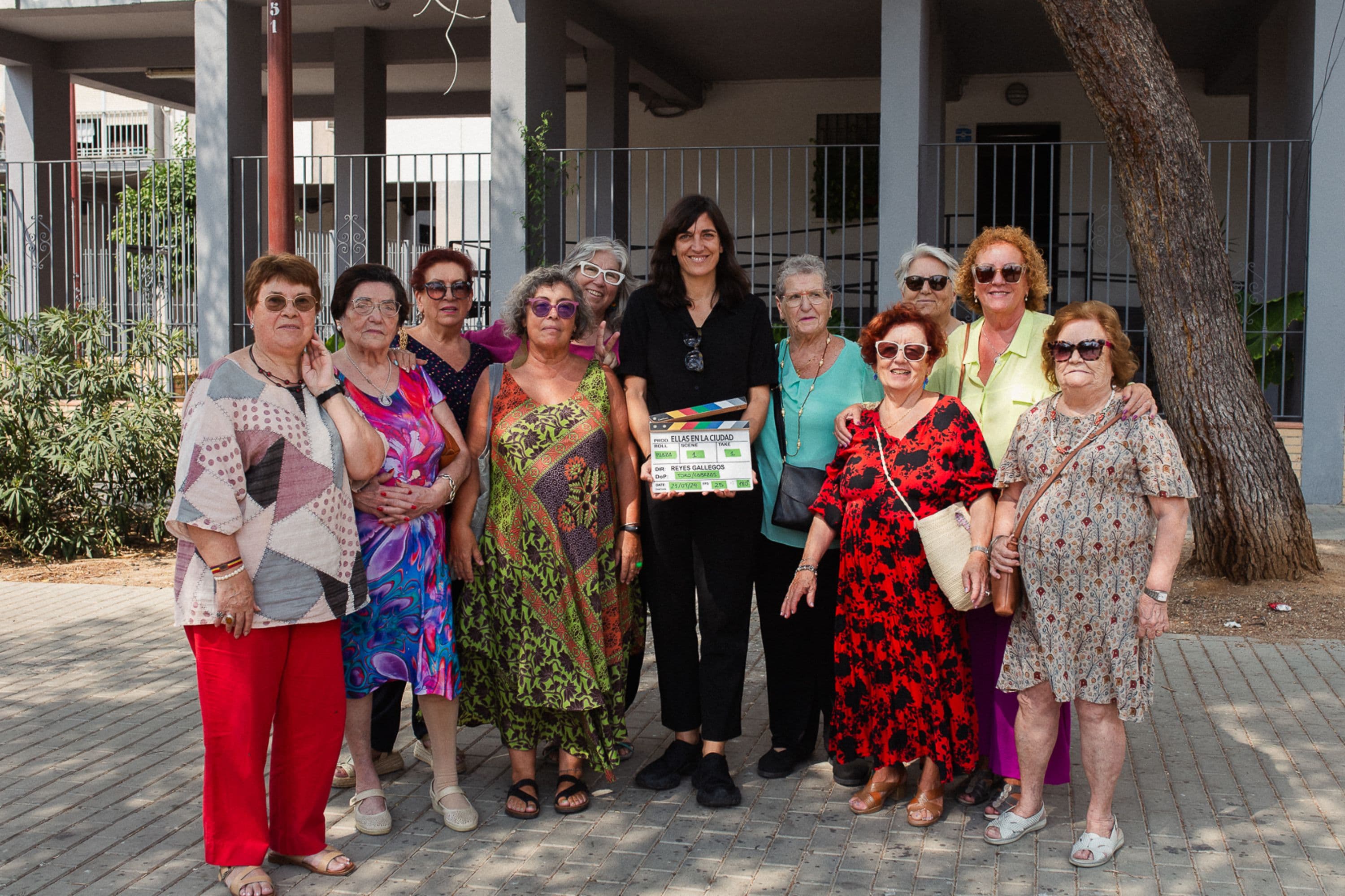La directora 'Ellas en la ciudad', Reyes Gallegos, con las protagonista del documental