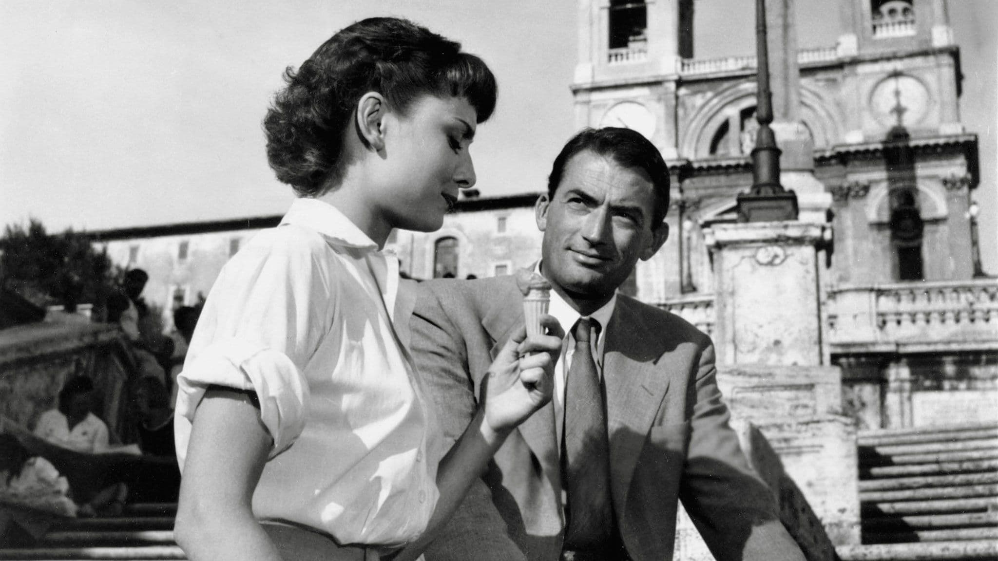 Audrey Hepburn y Gregory Peck, en un fotograma icónico de 'Vacaciones en Roma', en plena Piazza di Spagna