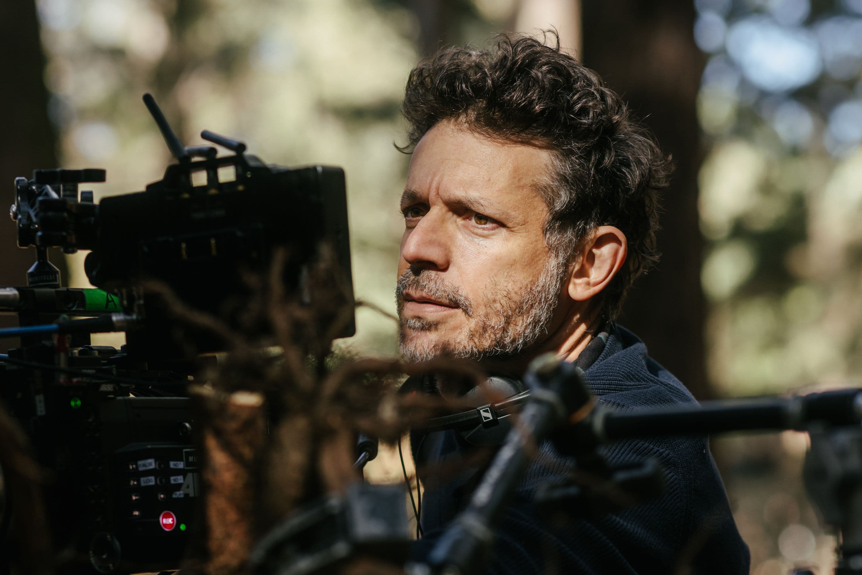 El director Daniel Burman durante el rodaje de la serie 'Cometierra'