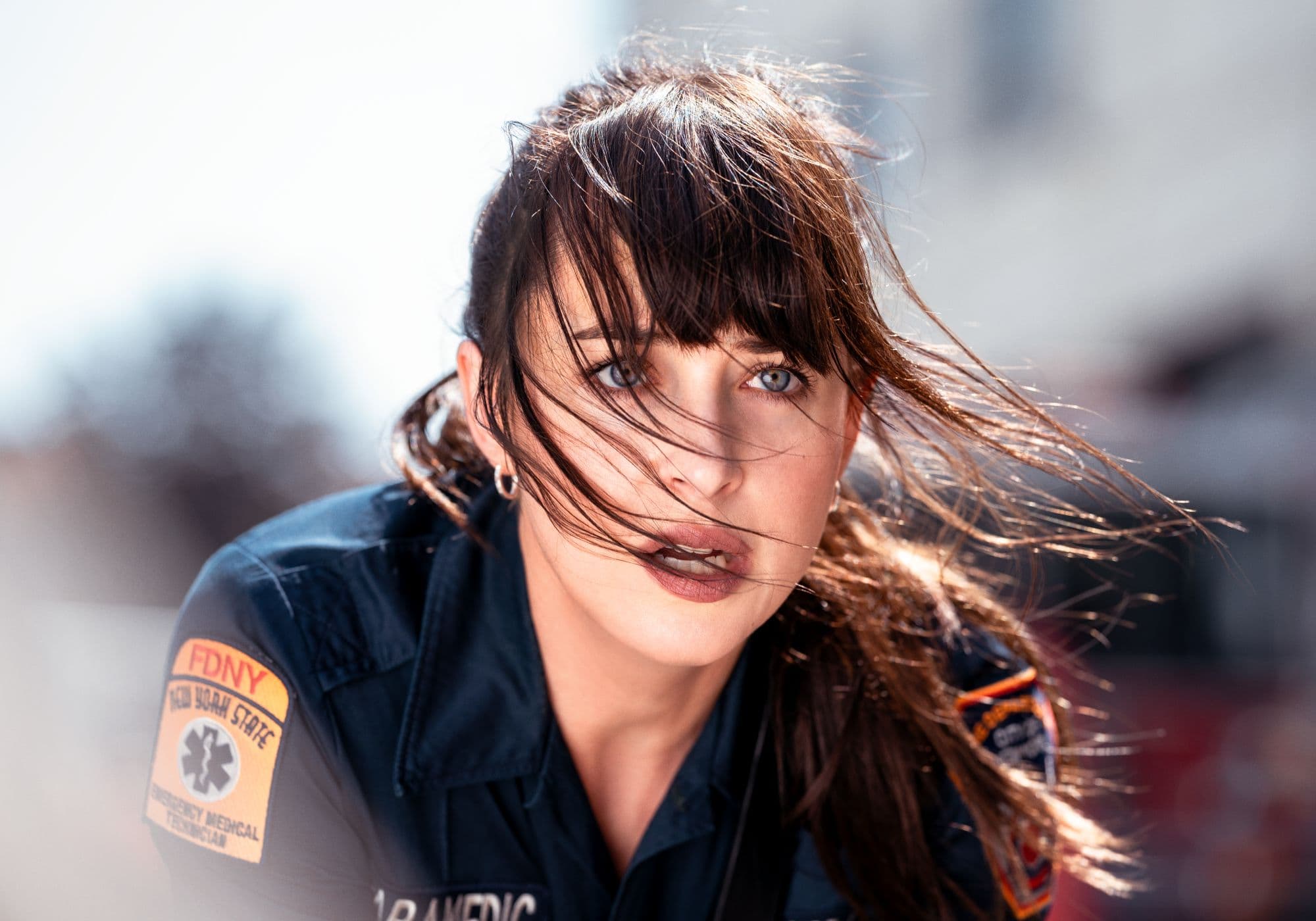 Fotografía promocional de la película de Sony 'Madame Web', protagonizada por Dakota Johnson