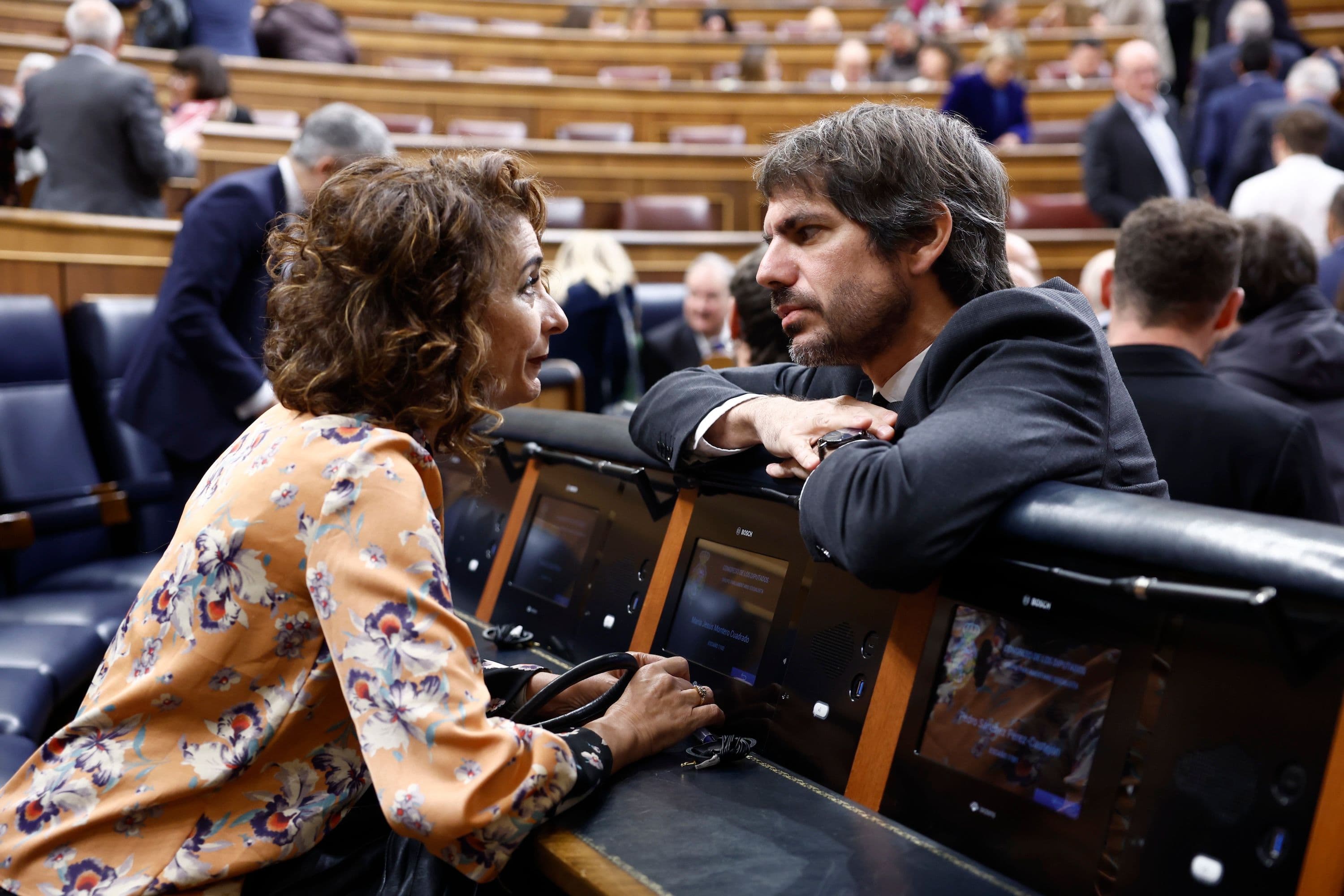 El ministro de Cultura, Ernest Urtasun, conversa con la vicepresidenta primera del Gobierno, María Jesús Montero, antes de un pleno del Congreso de los Diputados en noviembre de 2024