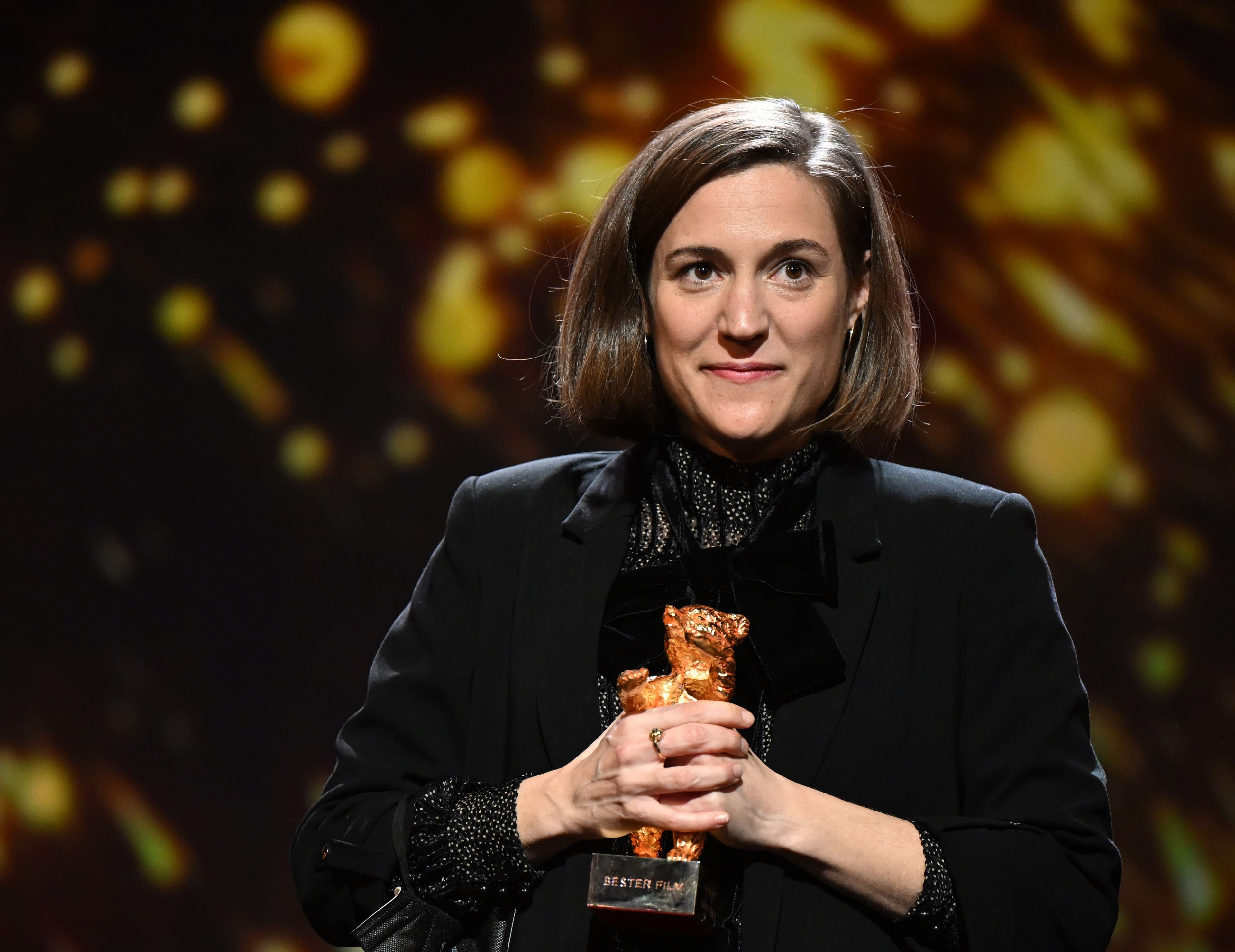 Carla Simón posa con el Oso de Oro del Festival de Berlín que ganó con 'Alcarràs'