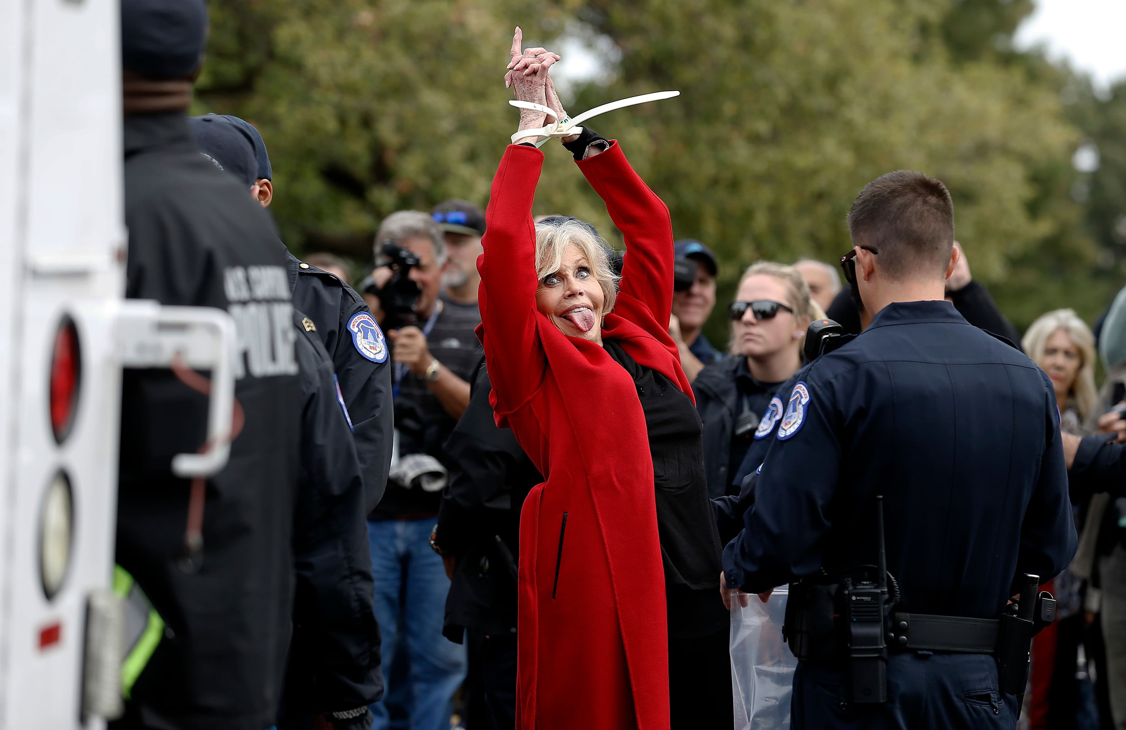 La actriz Jane Fonda bromea con los fotógrafos tras ser arrestada en una protesta en Washington contra el cambio climático en octubre de 2019