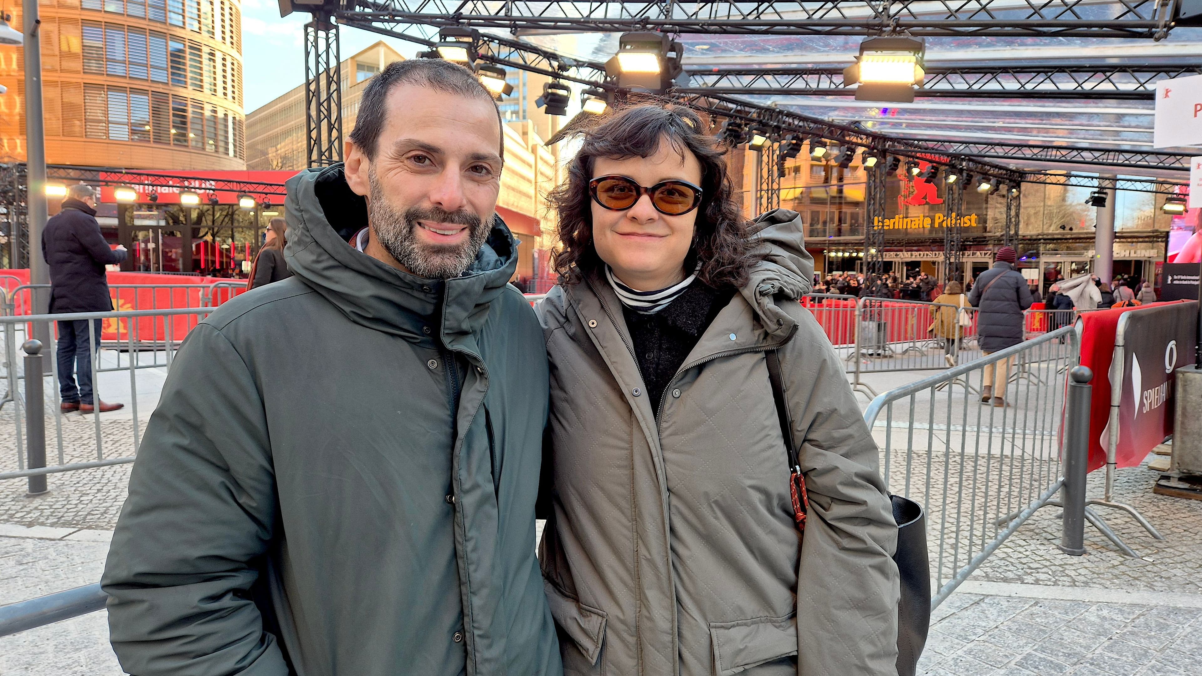 El productor Carlo D'Ursi (Potenza Producciones) y la directora Fernanda Tovar, ante la alfombra roja de la Berlinale 2026