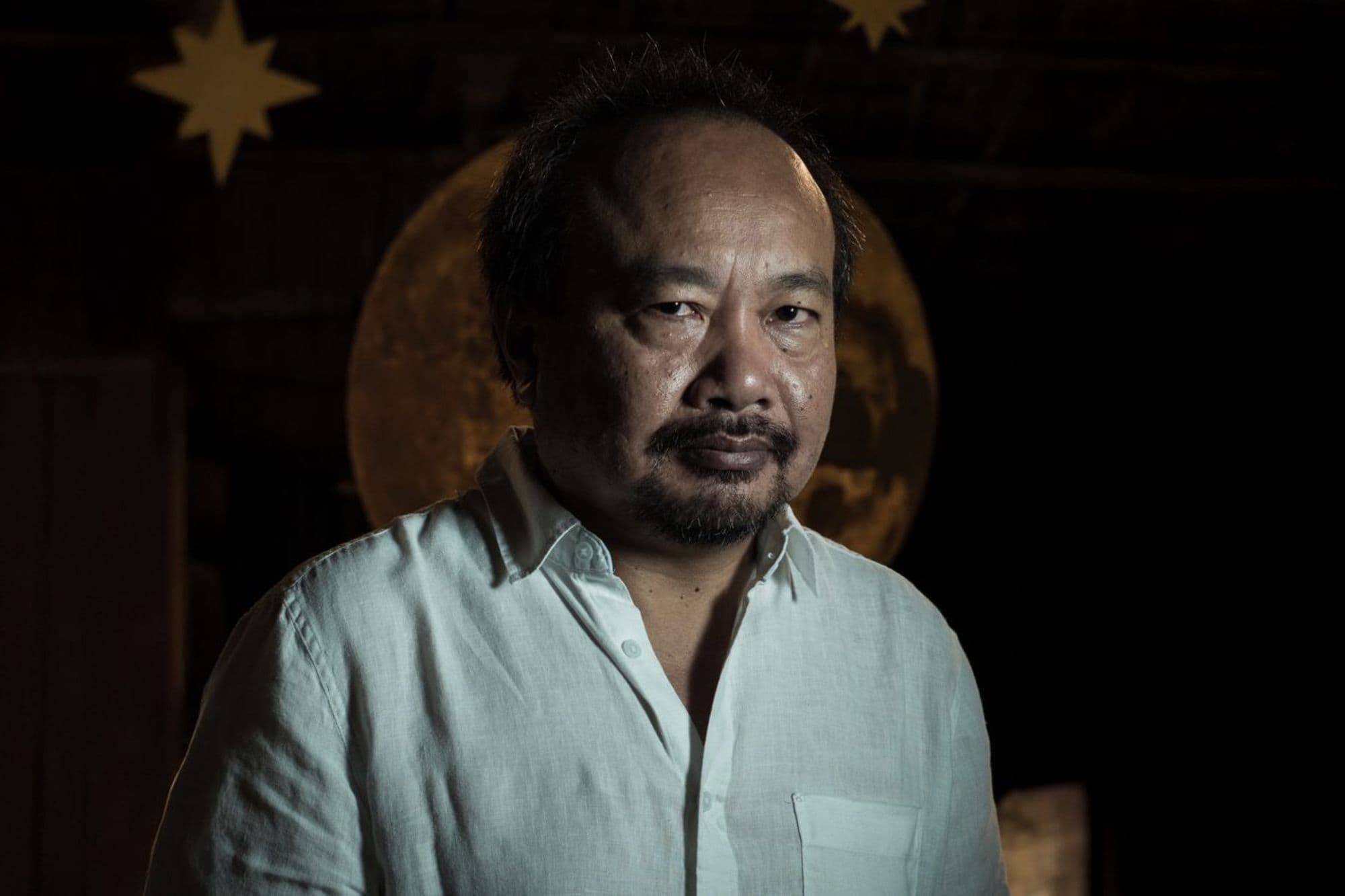Posado del director de cine camboyano Rithy Panh