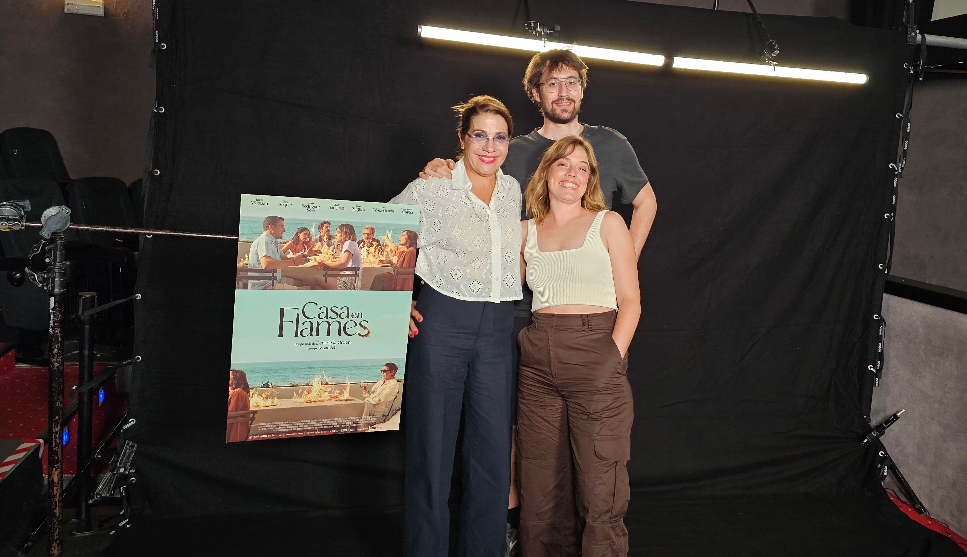Las actrices Emma Vilarasau y María Rodríguez Soto, y el director Dani de la Orden, posan con el póster de 'Casa en llamas'
