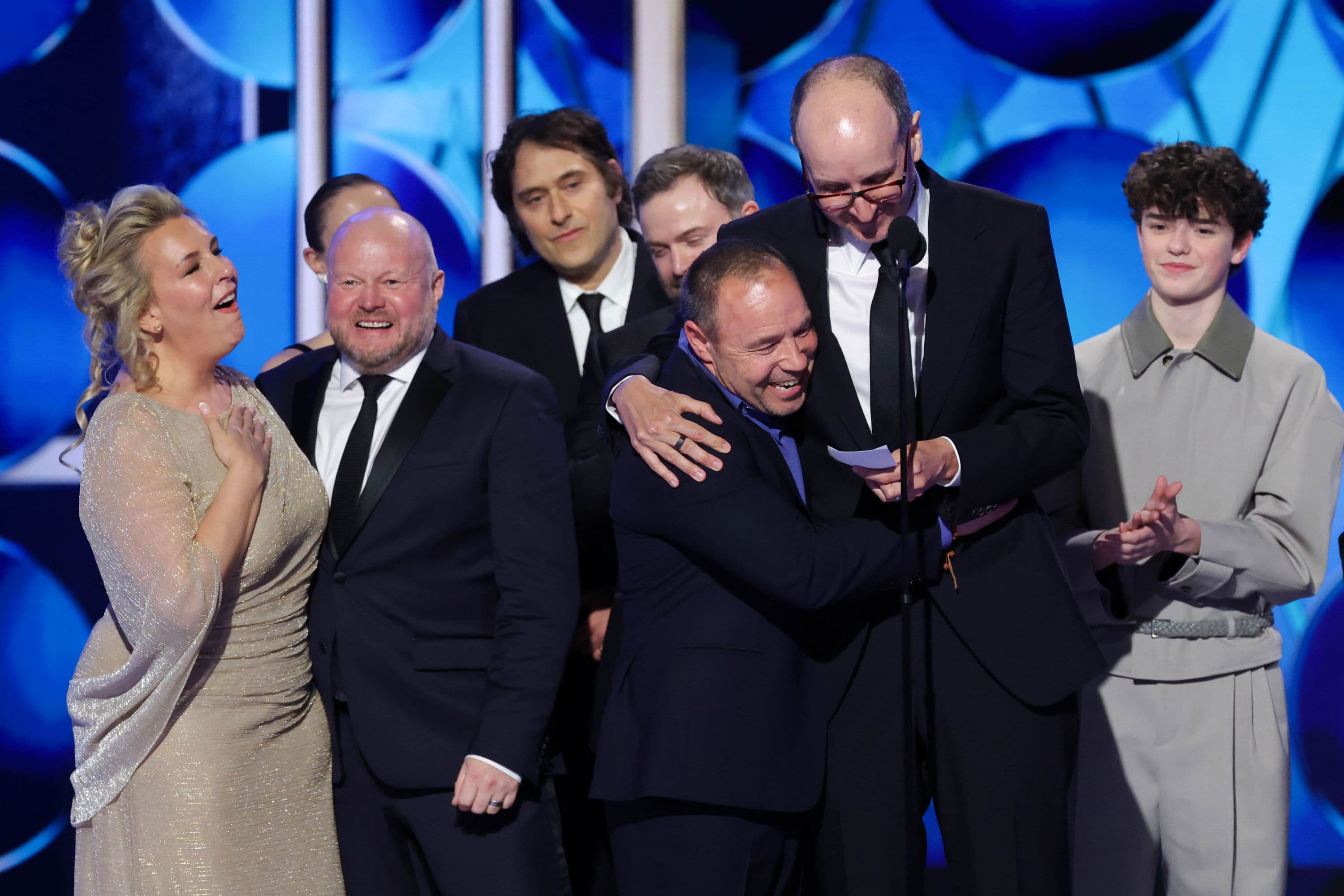Hannah Walters, Mark Herbert, Jeremy Kleiner, Philip Barantini, Stephen Graham, Jack Thorne y Owen Cooper recogiendo el Globo de Oro a Mejor Miniserie