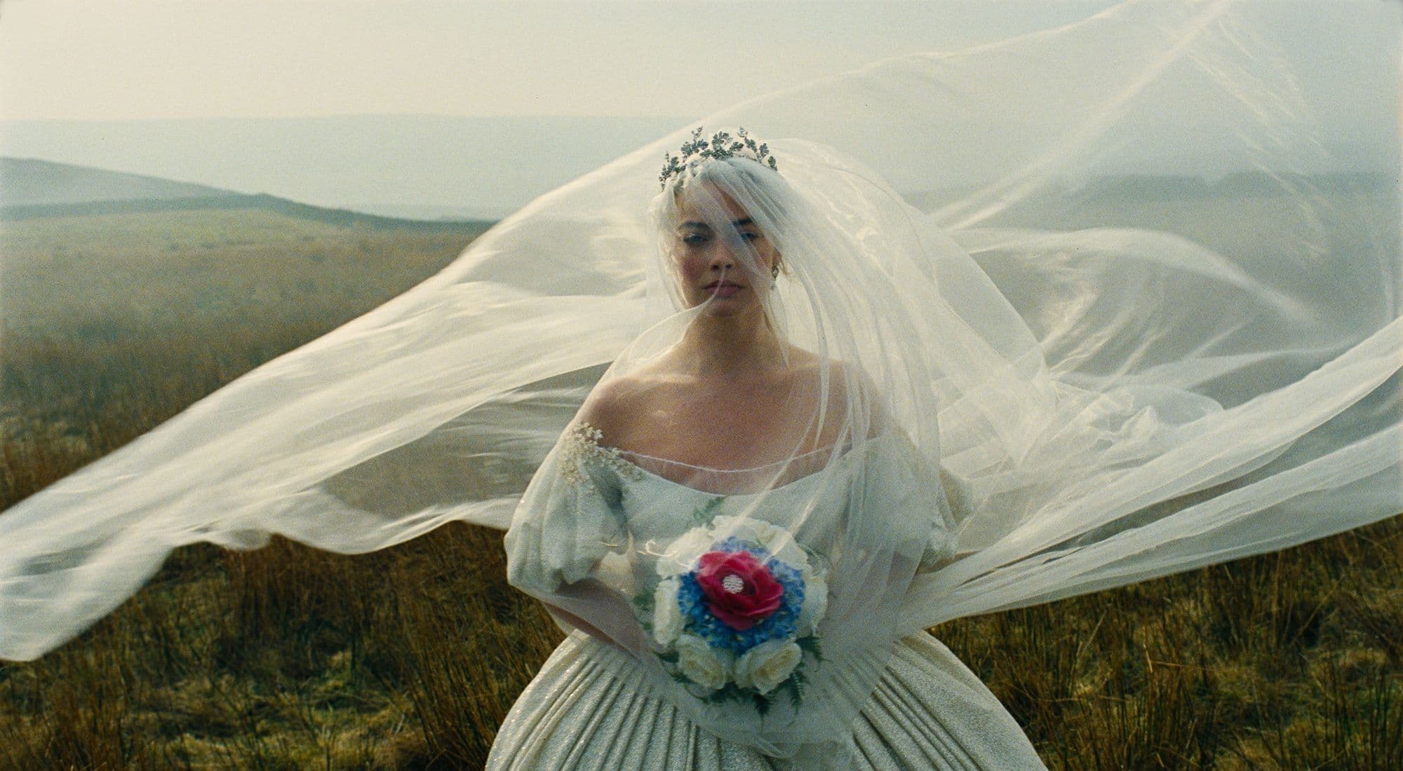 Margot Robbie en un fotograma promocional de 'Cumbres borrascosas', de Emerald Fennell