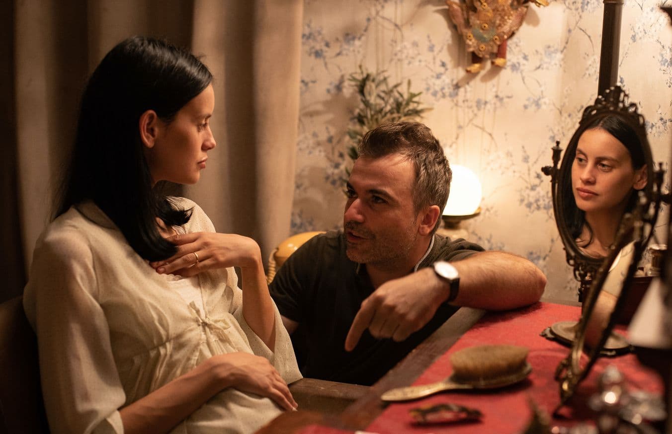 El director Rubin Stein charla con Milena Smit en el rodaje de 'Tin & Tina'