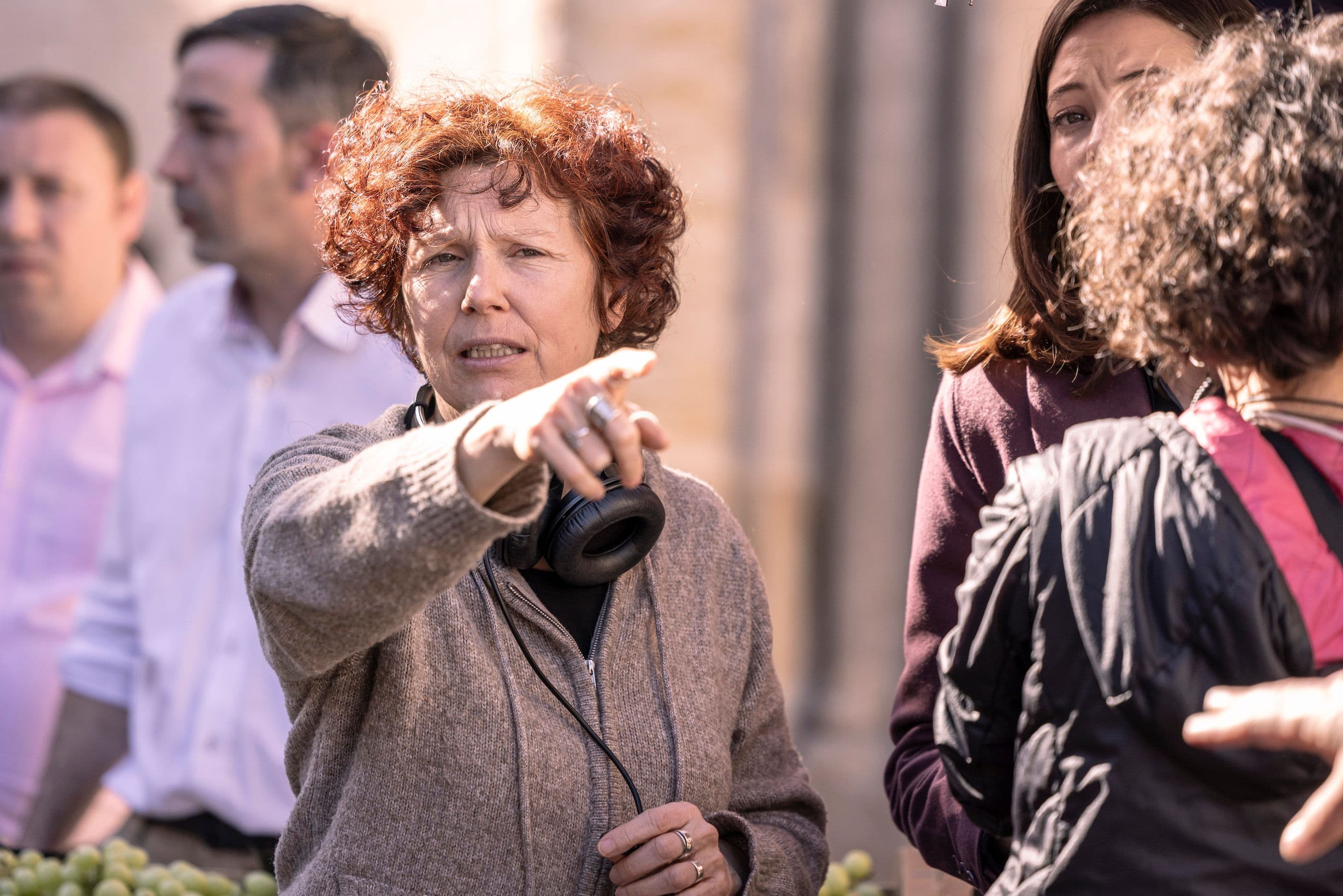La directora Icíar Bollaín da instrucciones a su equipo durante el rodaje de la película 'Soy Nevenka'