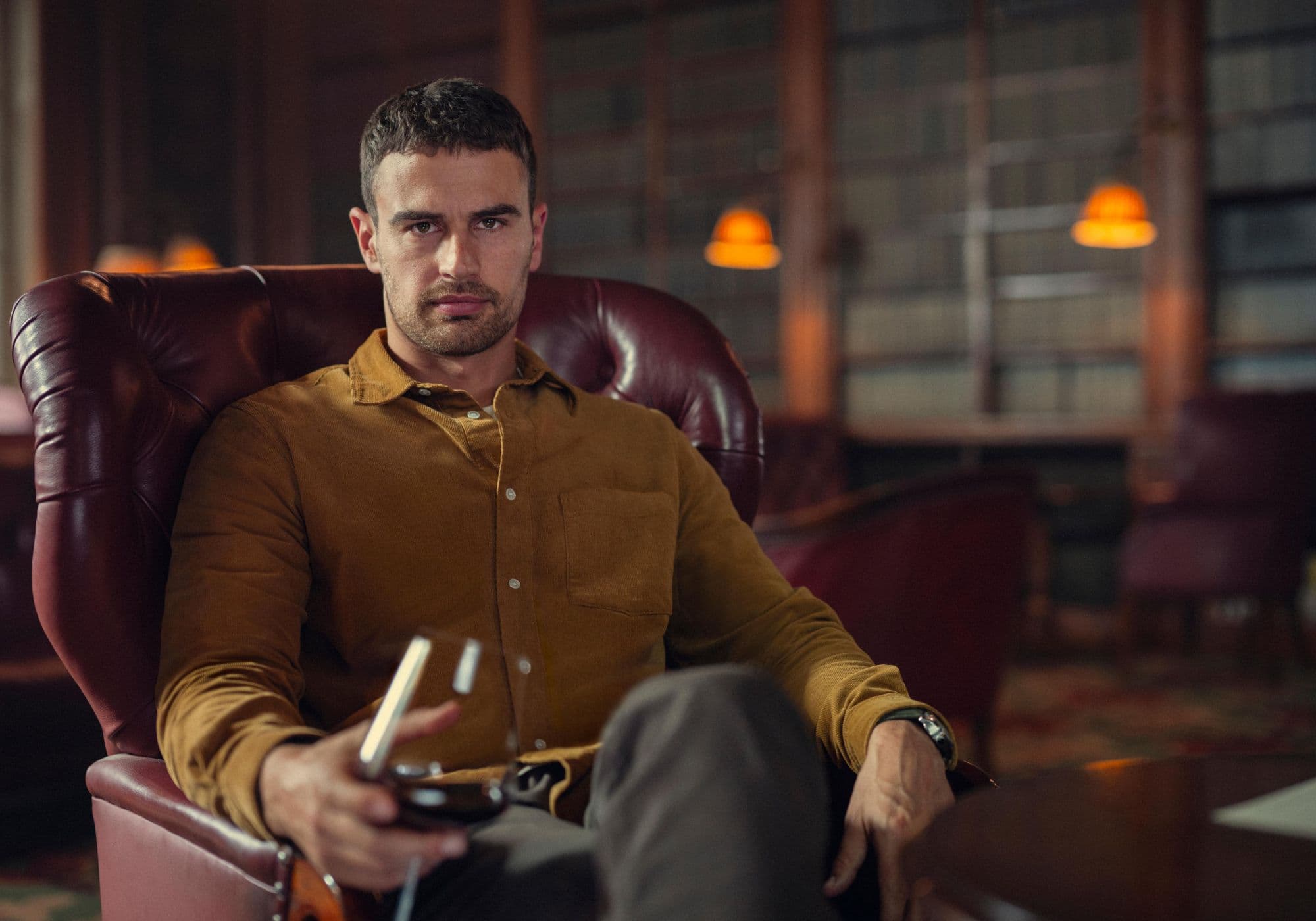 Fotografía promocional de la serie ‘The Gentlemen’, con Theo James