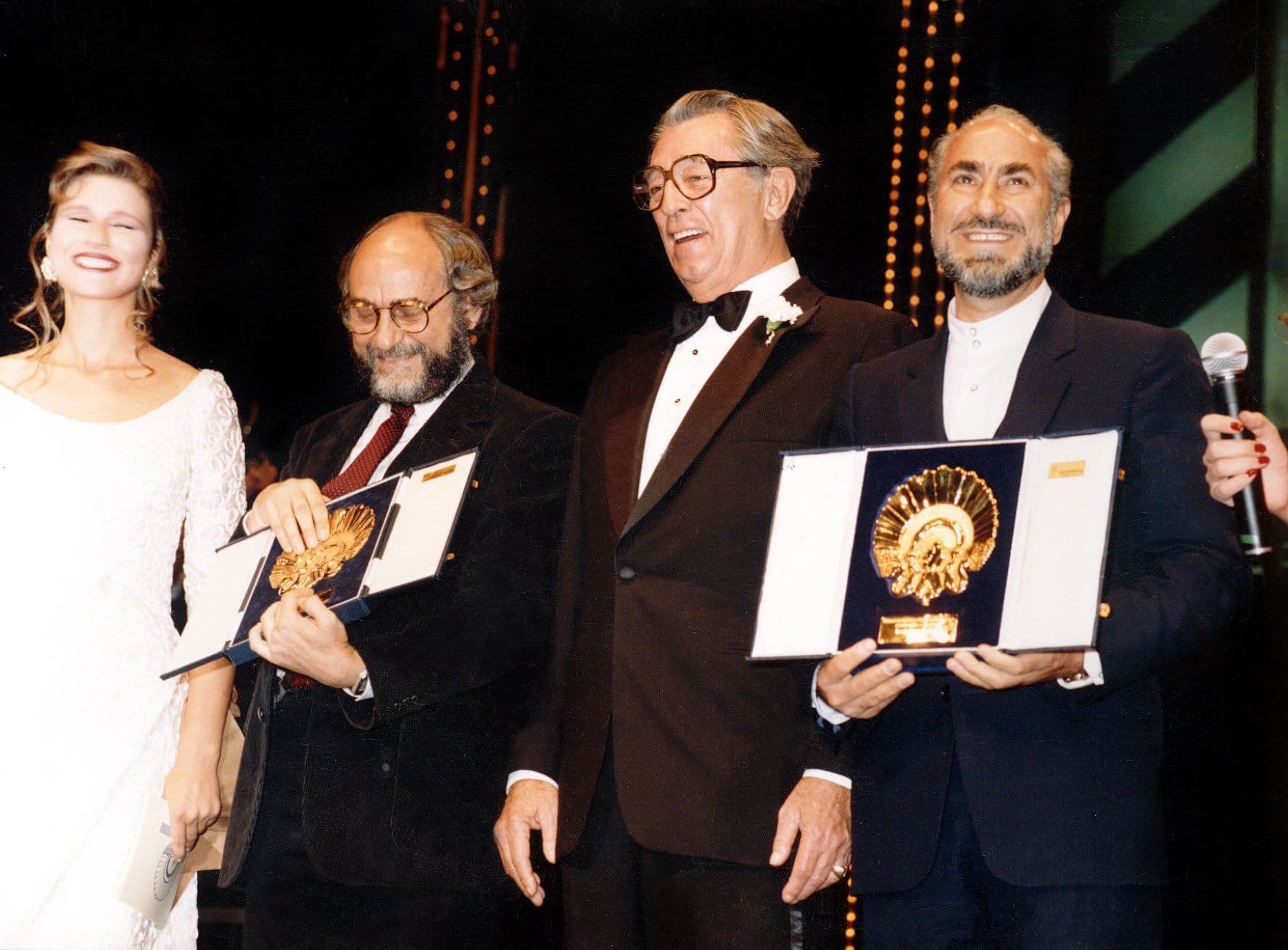 Dariush Mehrjui, a la derecha, junto a Robert Mitchum y a Arturo Ripstein en 1993