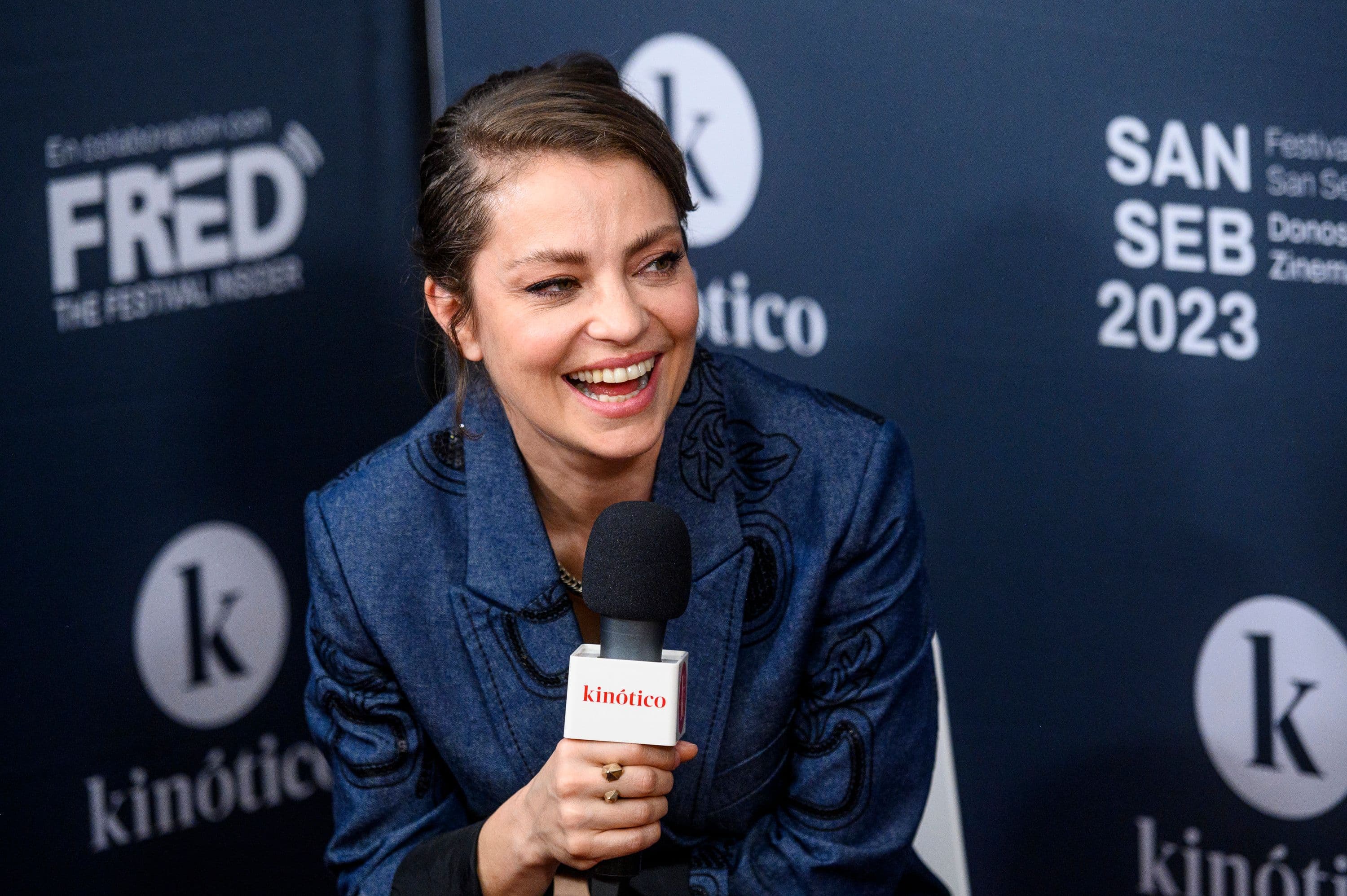 Dolores Fonzi, directora, guionista y protagonista de 'Blondi' en el set de Kinótico en San Sebastián