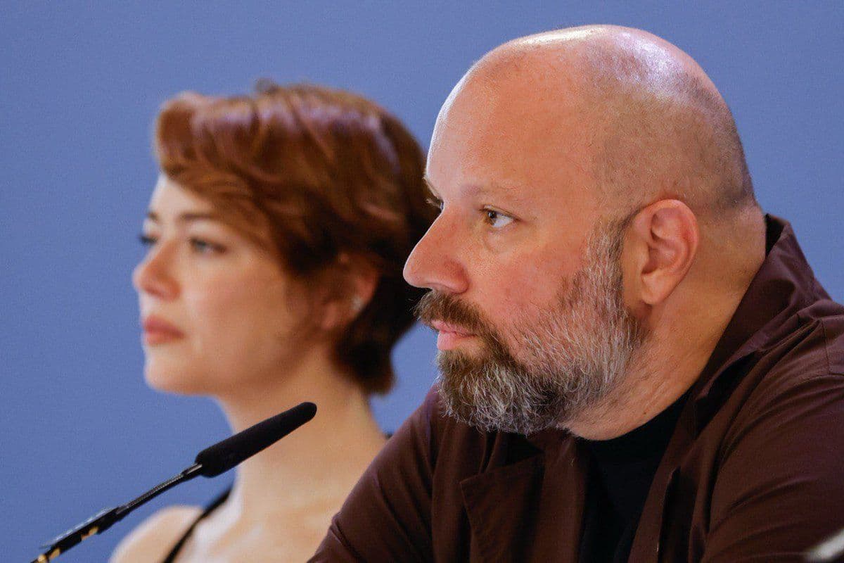 El director Yorgos Lanthimos durante la rueda de prensa de ‘Bugonia’ en el Festival de Venecia