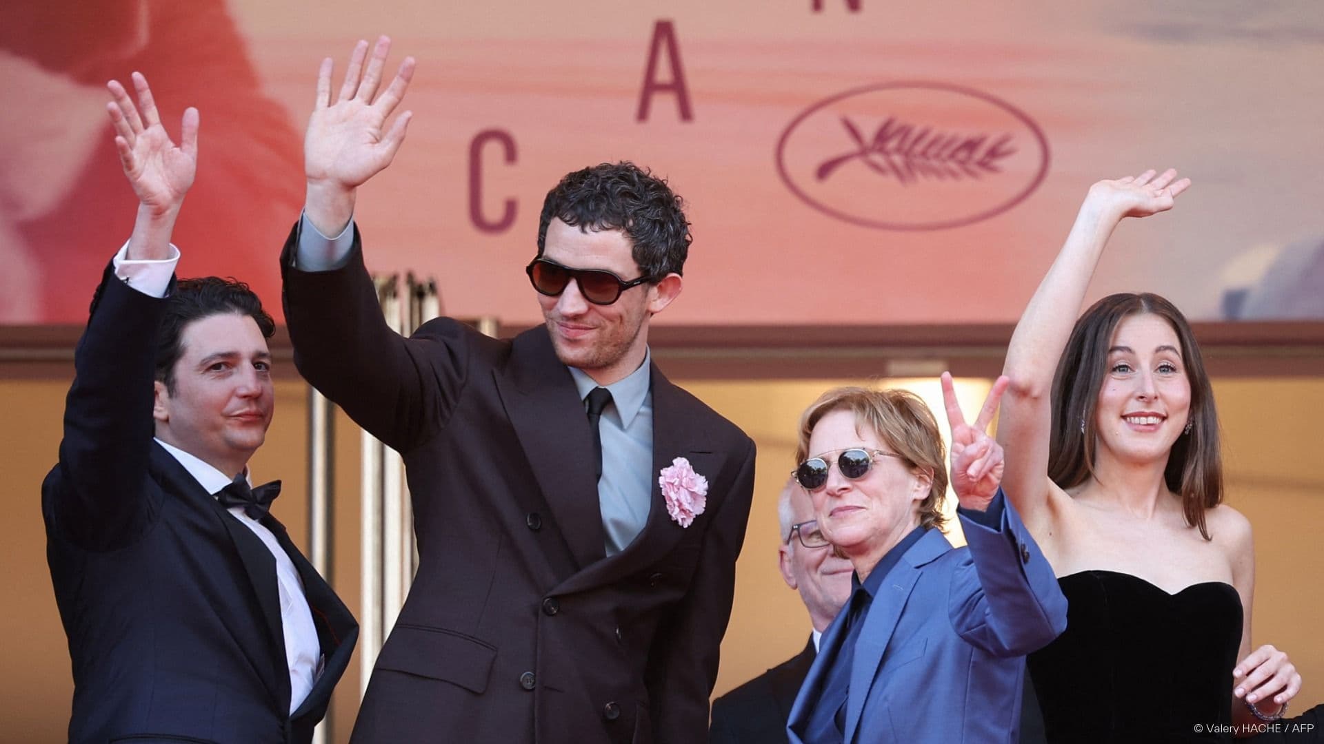 John Magaro, Josh O'Connor, Kelly Reichardt y Alana Haim en la alfombra roja del estreno de 'The mastermind' en Cannes 2025