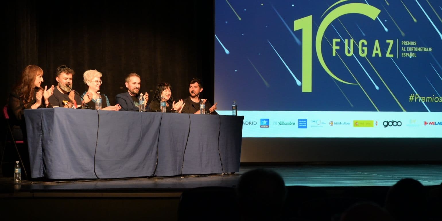 Adán Pichardo, guionista y director; Beatriz Ramos, programadora de LesGaiCineMad; Luis Cámara, director de Ponme un corto; Miriam Martín, actriz y directora de casting; y Reyes Velayos, productora audiovisual, durante la lectura de los finalistas a los Premios Fugaz 2026