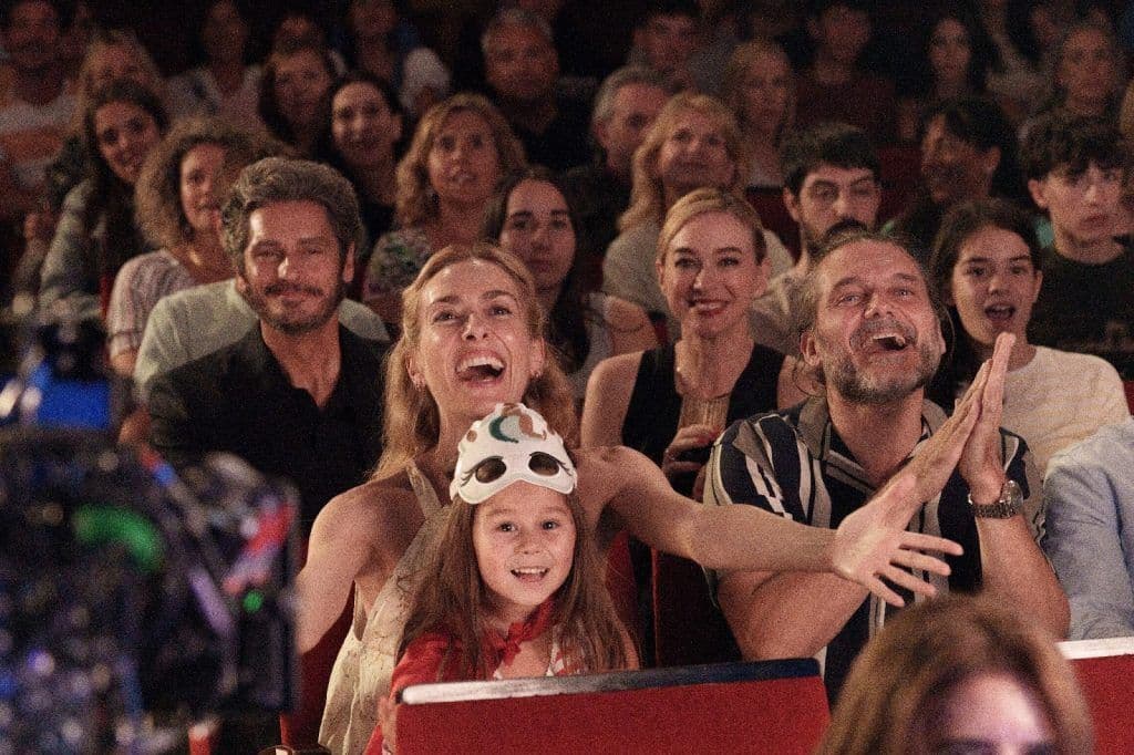 Kira Miró y Salva Reina, en un fotograma de 'Tres de más'