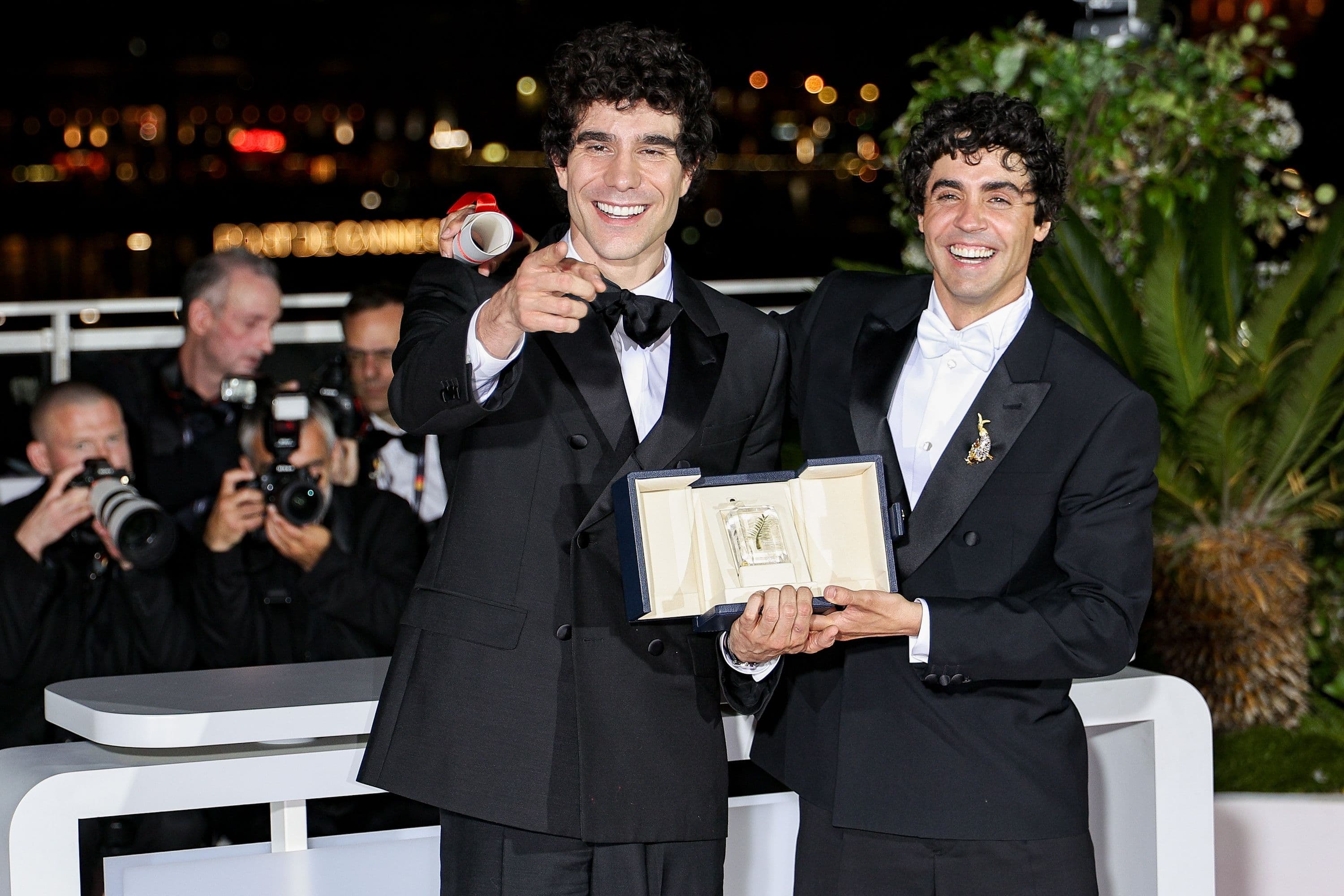 Javier Calvo y Javier Ambrossi bromean con los fotógrafos tras su premio a Mejor Dirección por 'La bola negra' en Cannes 2026
