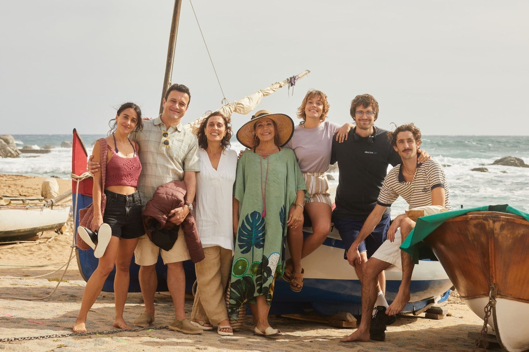 Dani de la Orden posa junto al reparto de 'Casa en llamas'