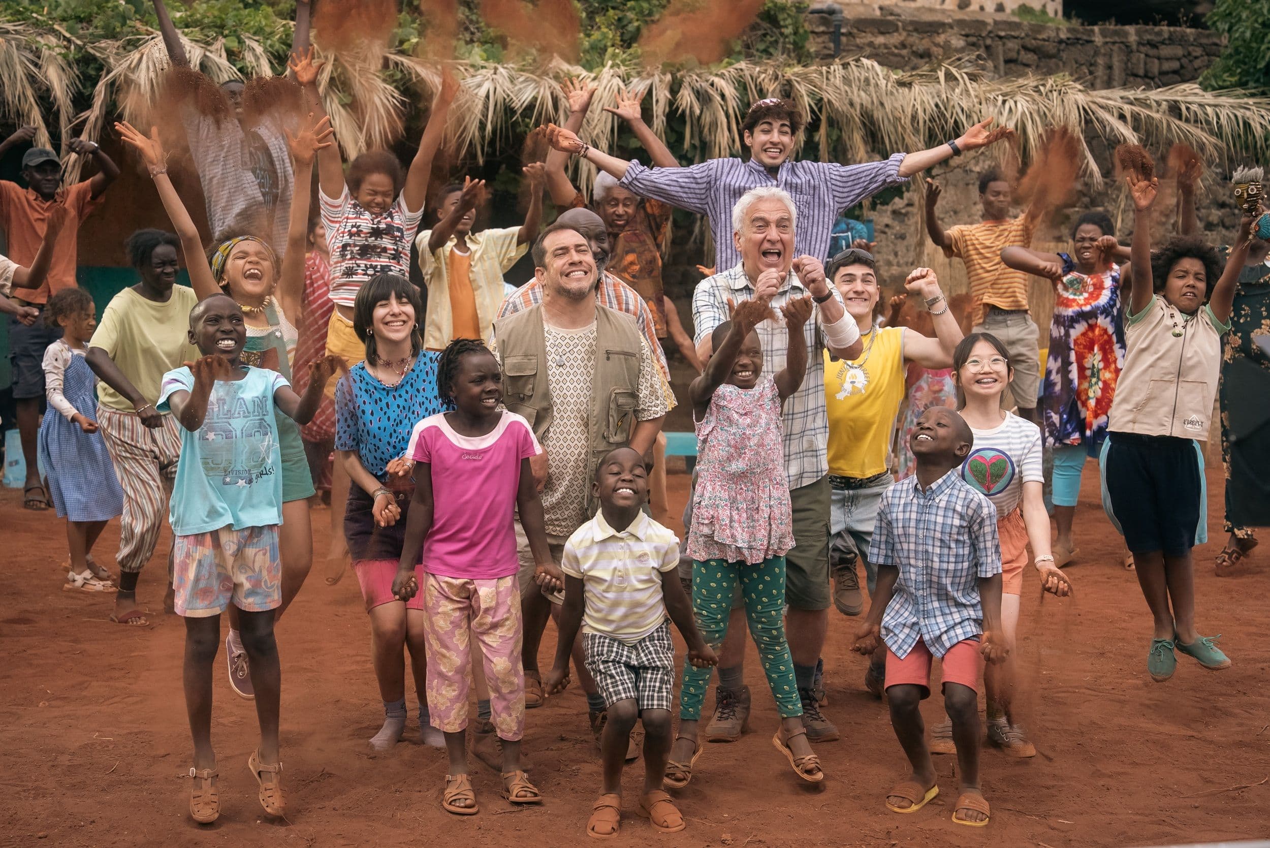 Fotograma promocional de 'La familia Benetón +2', de Joaquín Mazón, con Leo Harlem y El Langui en los papeles protagonistas