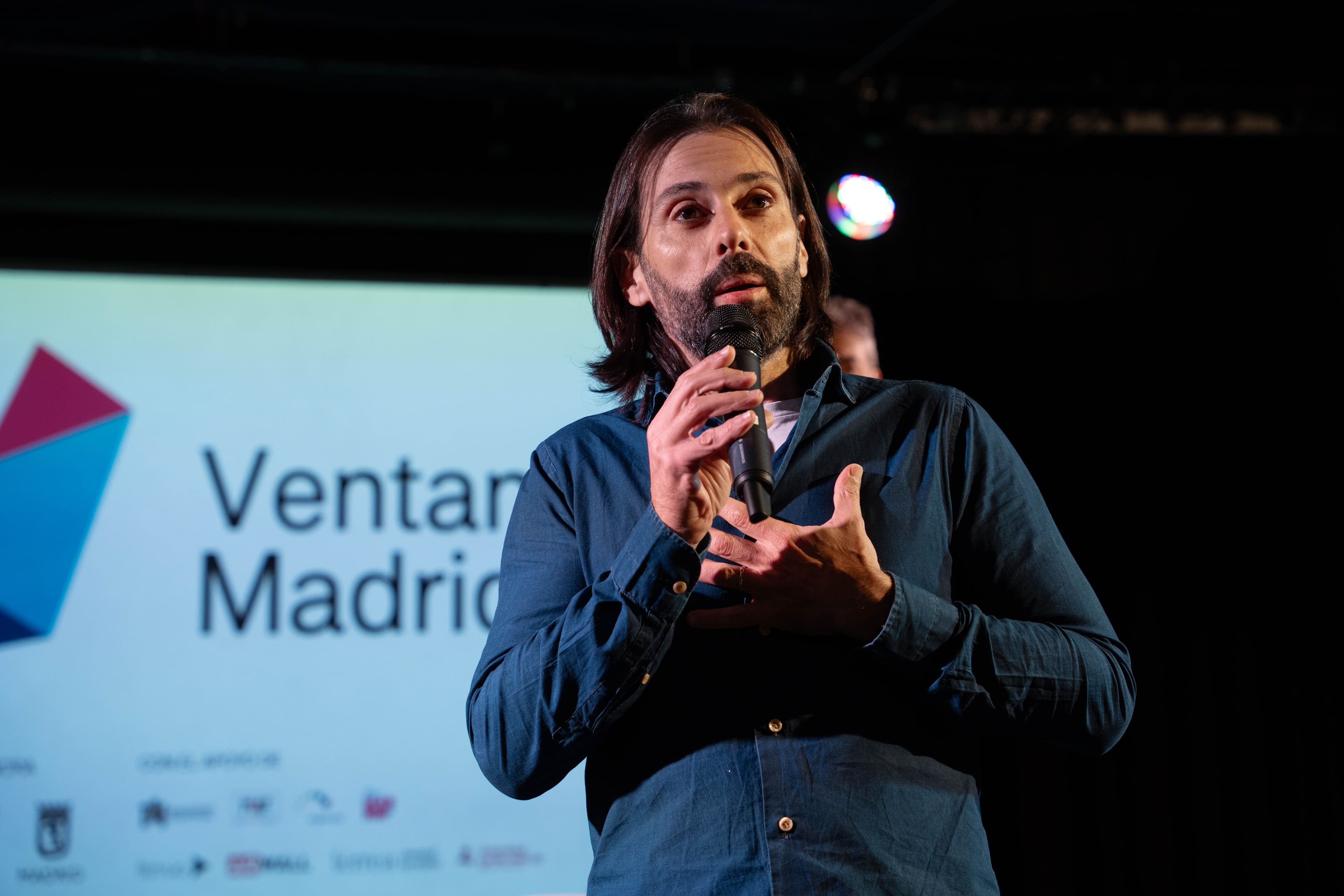 El director y productor Carlo D'Ursi durante la presentación de Ventana Madrid