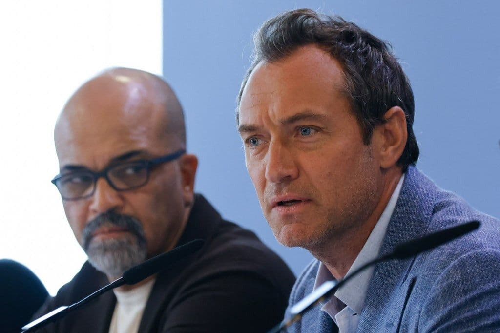 Jude Law y Jeffrey Wright durante la presentación de 'The wizard of the Kremlin' en el Festival de Venecia 2025