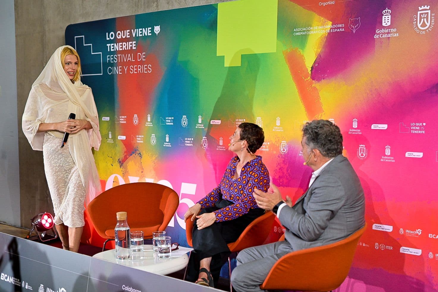 Samantha Hudson, María Guerra y Miguel Anxo Fernández durante la presentación de los Premios Feroz 2026 en Lo Que Viene ·