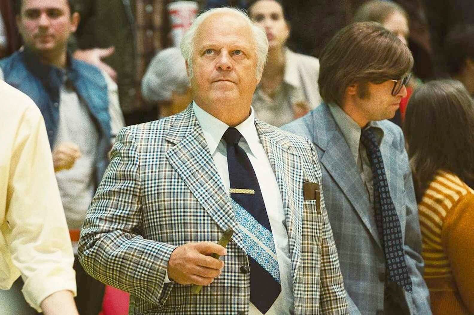 Michael Chiklis es el entrenador de los Celtics Red Auerbach en 'Tiempo de victoria: La dinastía de Los Lakers'