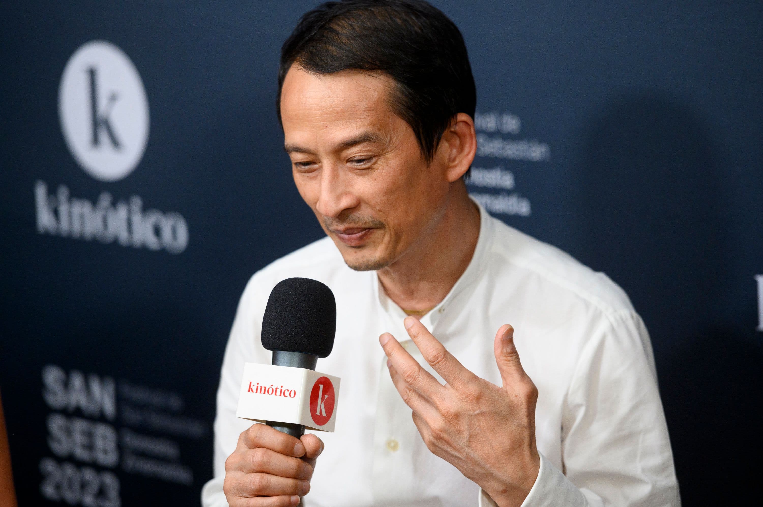 Tran Anh Hung durante su entrevista en el set de Kinótico en San Sebastián