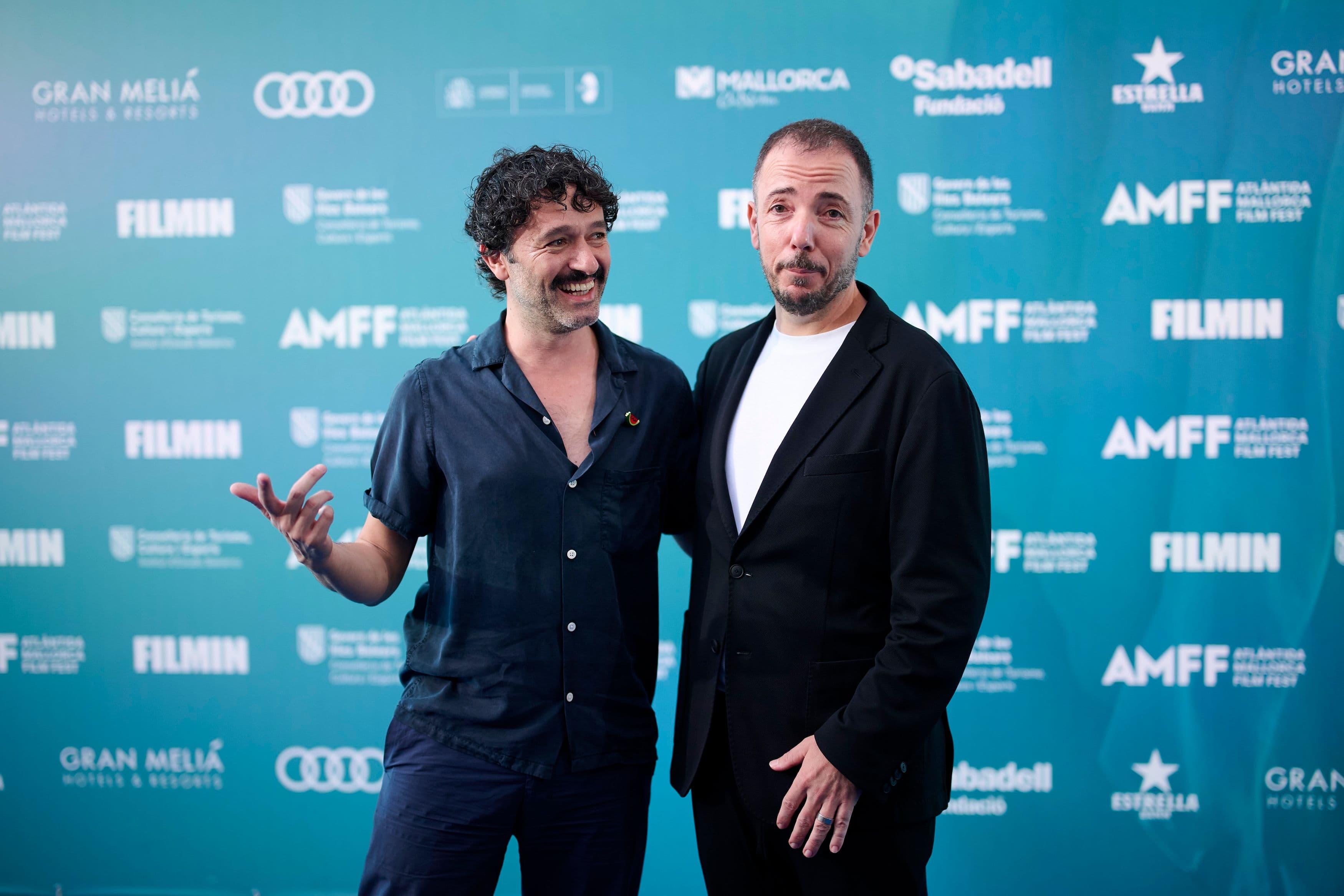 El director Rodrigo Sorogoyen y el cofundador de Filmin, Jaume Ripoll, posan en el photocall inaugural del Atlàntida Mallorca Film Fest 2025