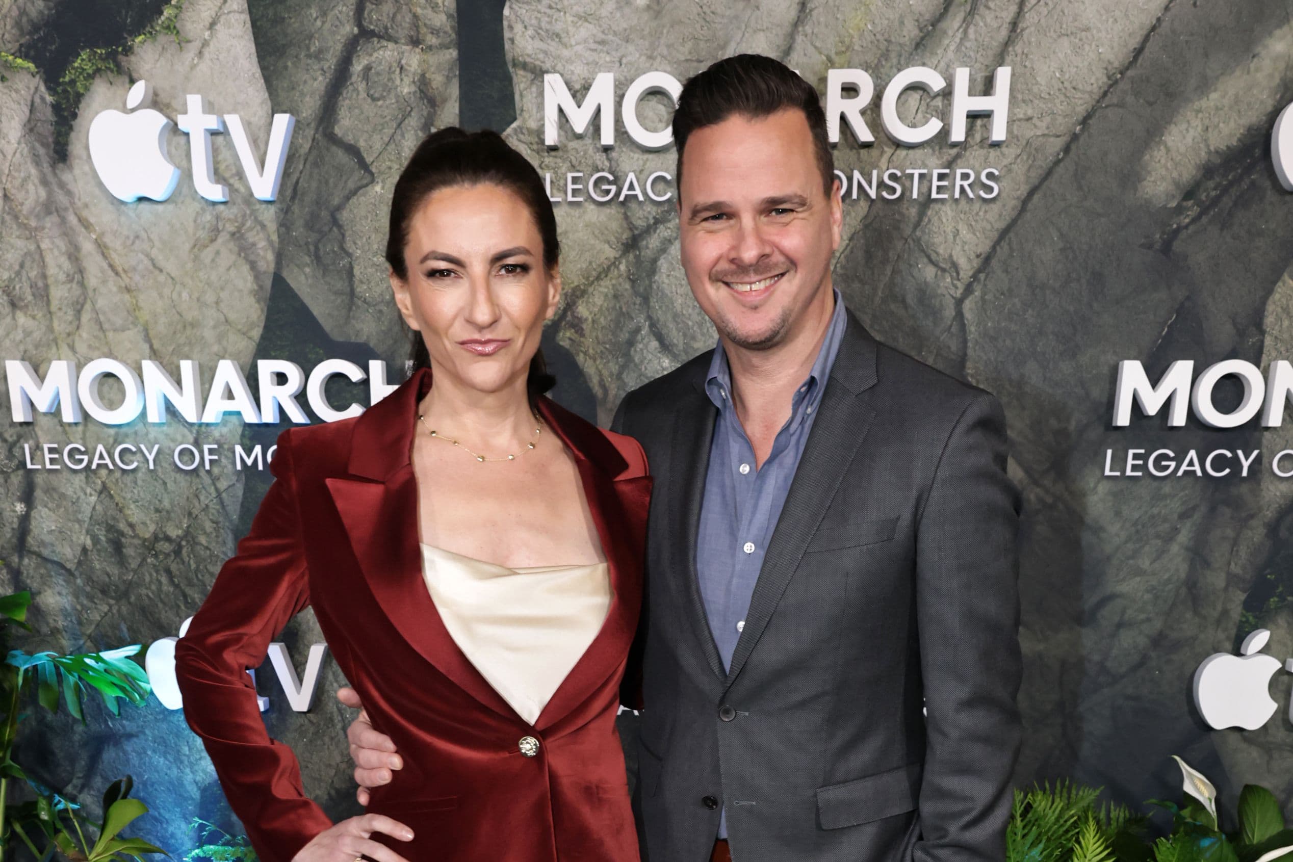 Tory Turnell, productora ejecutiva de la serie de Apple TV 'Monarch: El legado de los monstruos', junto a su marido, Joby Harold, en la presentación de la segunda temporada