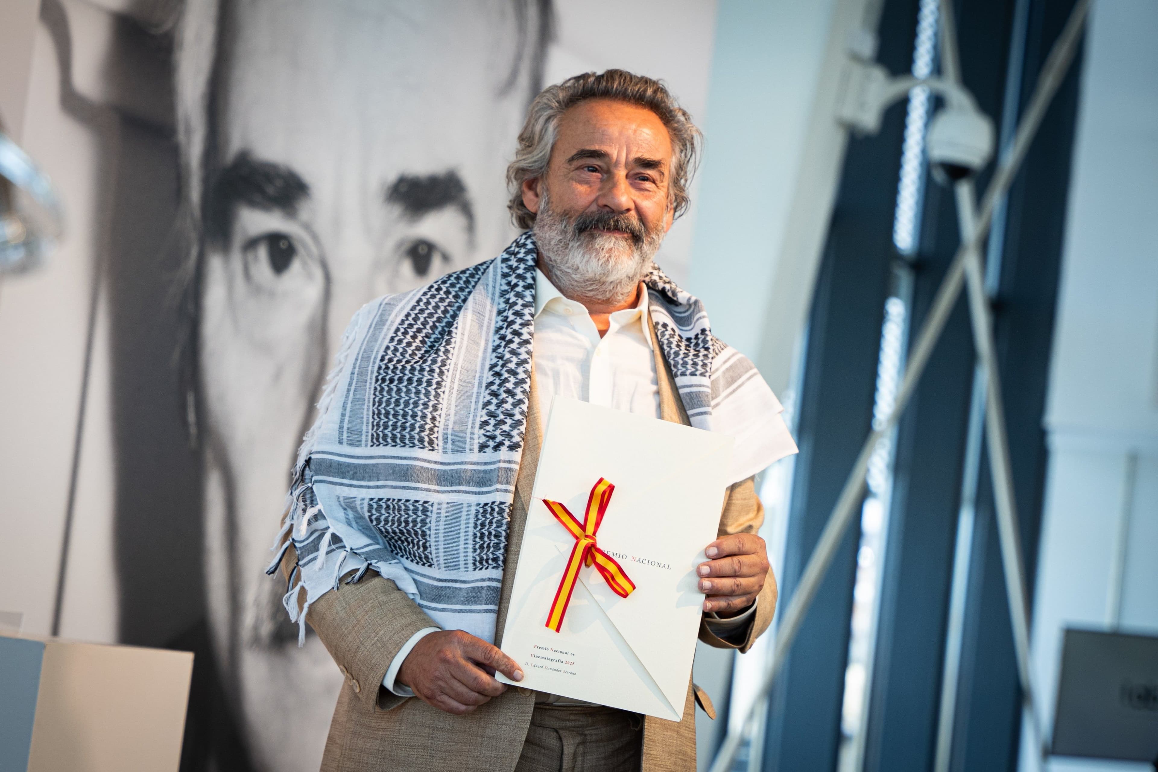 El actor Eduard Fernández posa con el Premio Nacional de Cinematografía 2025